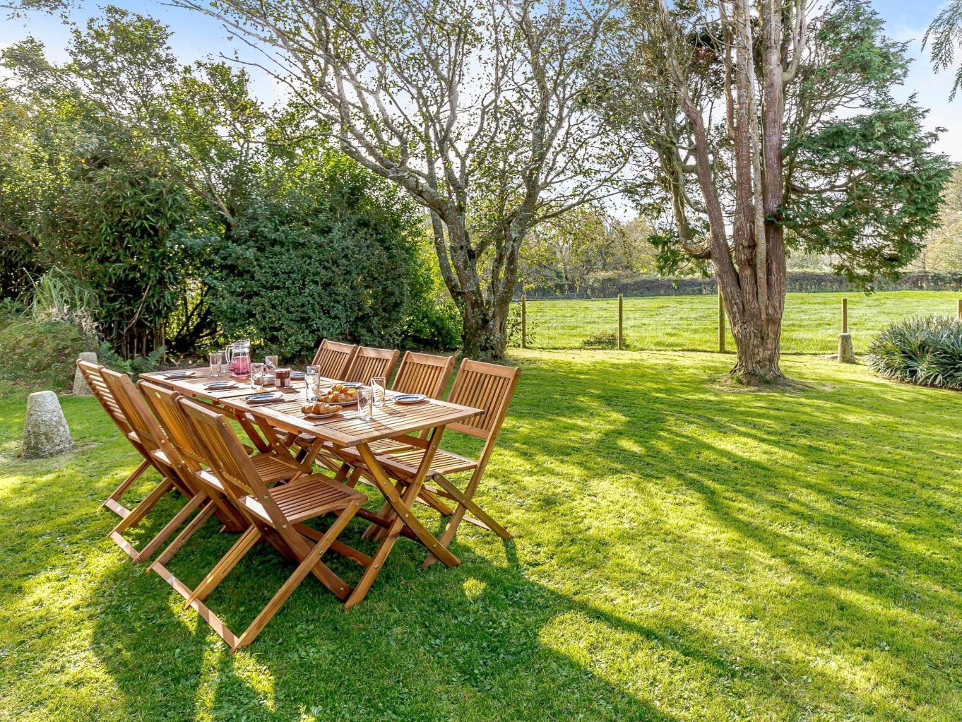 4 Bed in Helston oc-tvall view 3