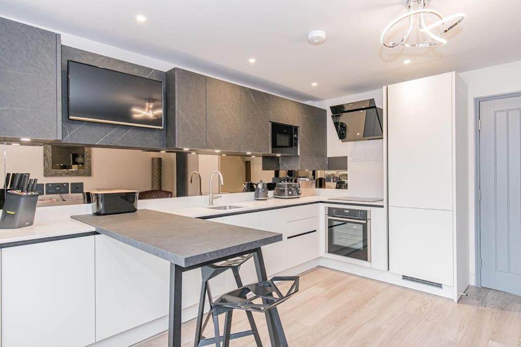 Flat 1, 161 Crescent Road Luxury Apartment view 2