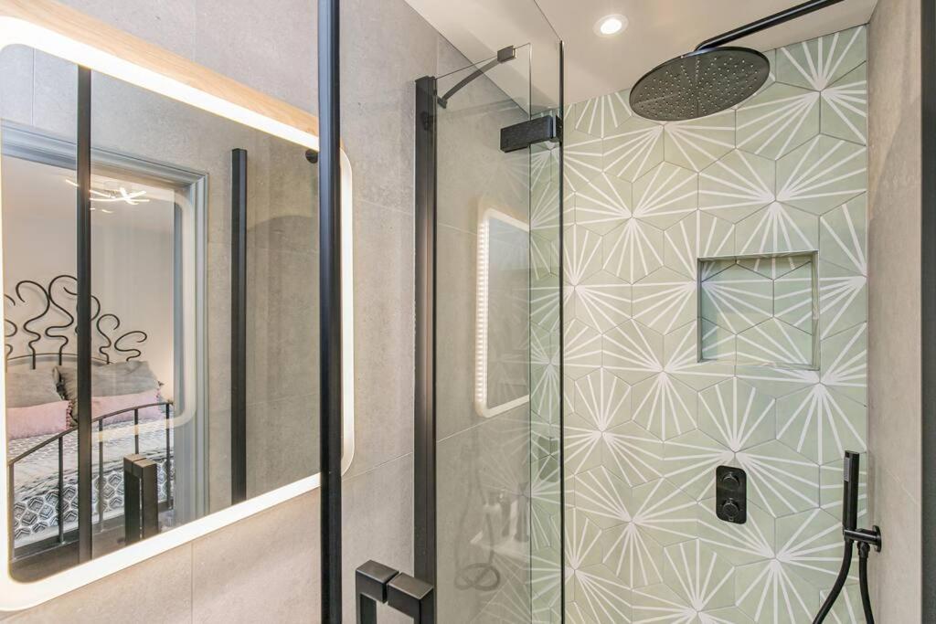 Flat 1, 161 Crescent Road Luxury Apartment view 3