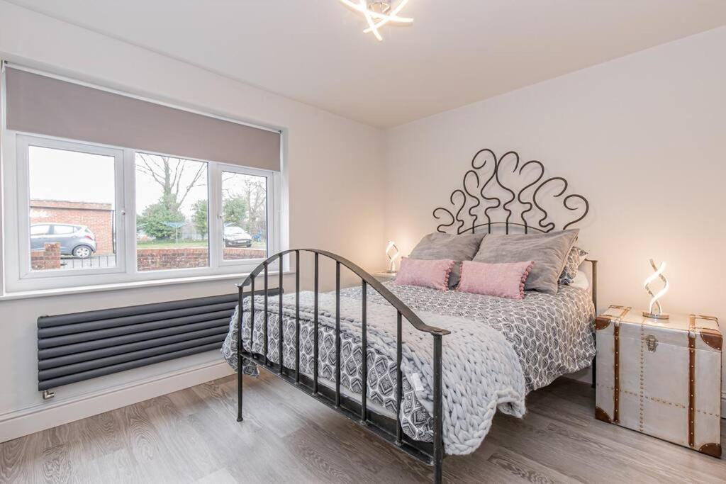 Flat 1, 161 Crescent Road Luxury Apartment view 5