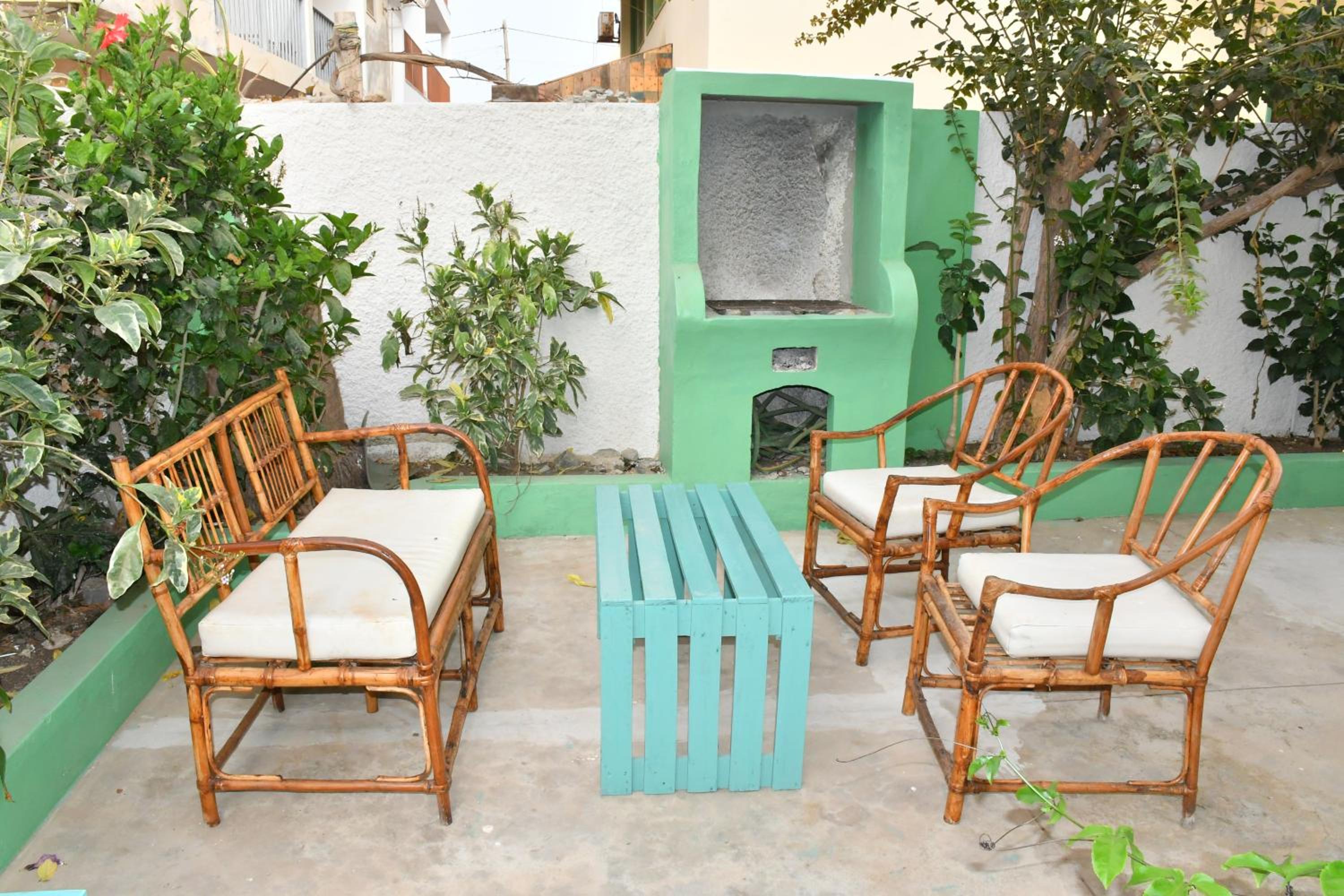 Private surf house & garden, v near beach & town