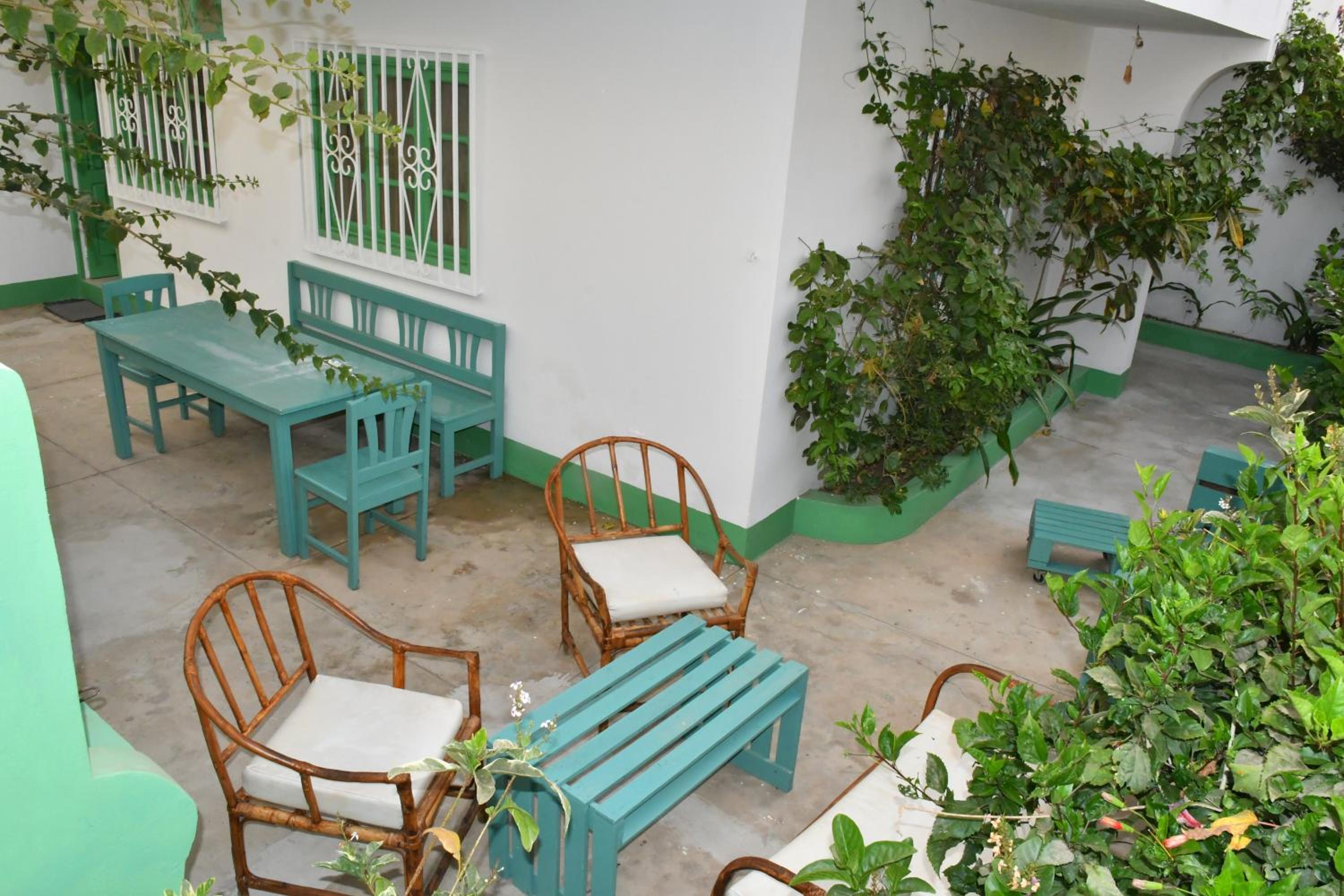 Private surf house & garden, v near beach & town