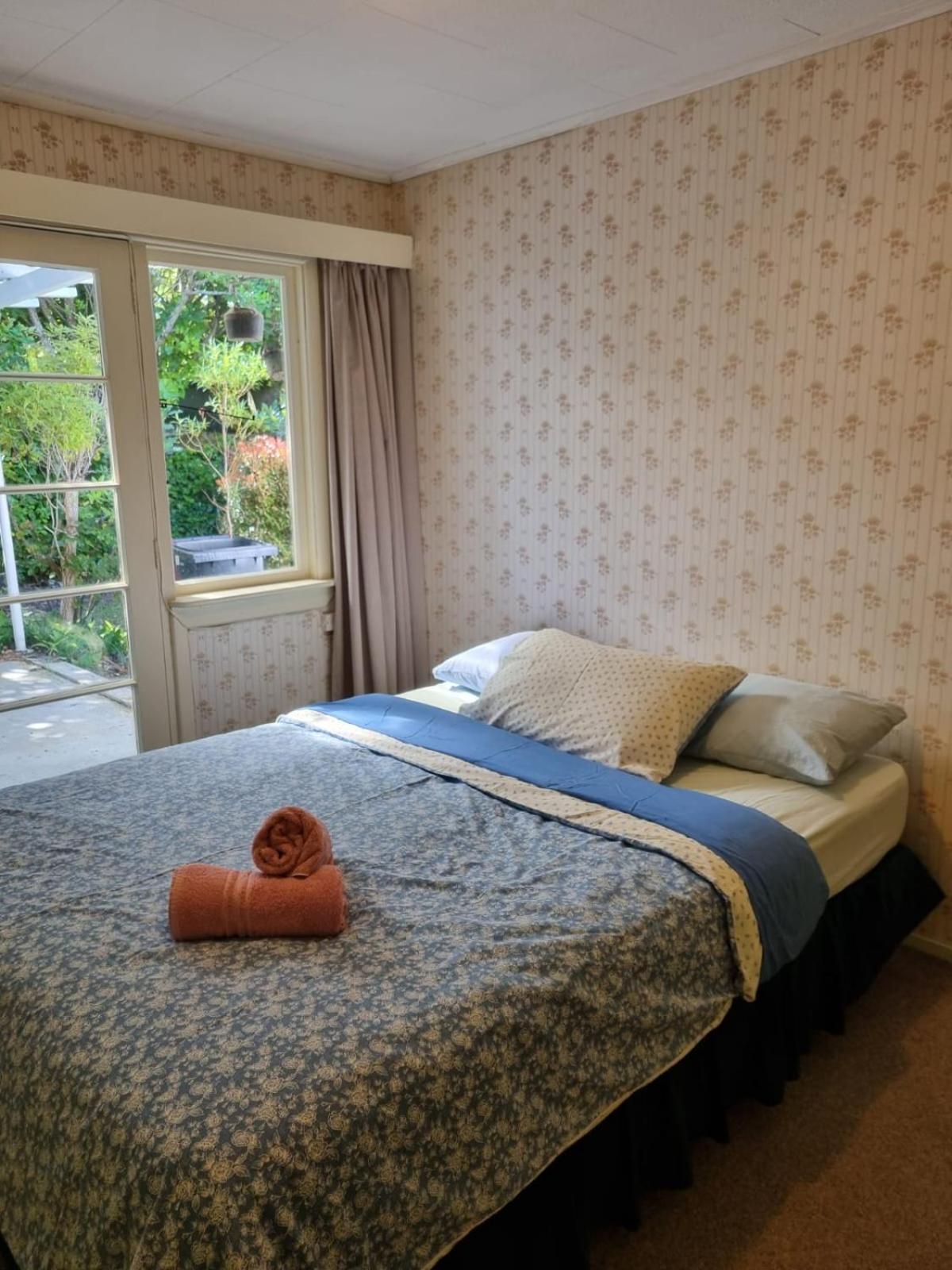 Cosy Getaway 5mins to Doubtful Sound Cruise view 4