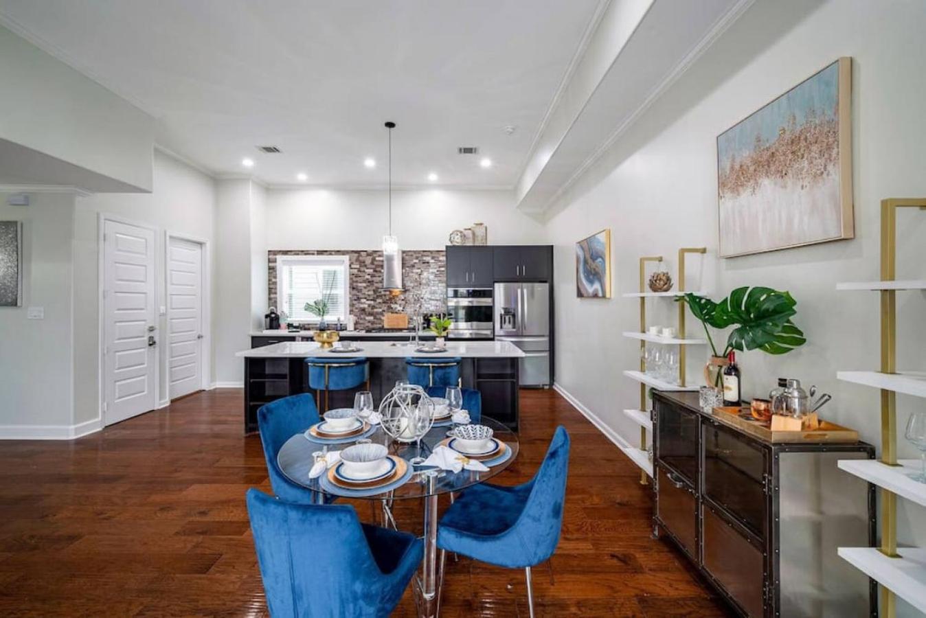 NEW Stunning Rooftop HTOWN Skyline Prime Location