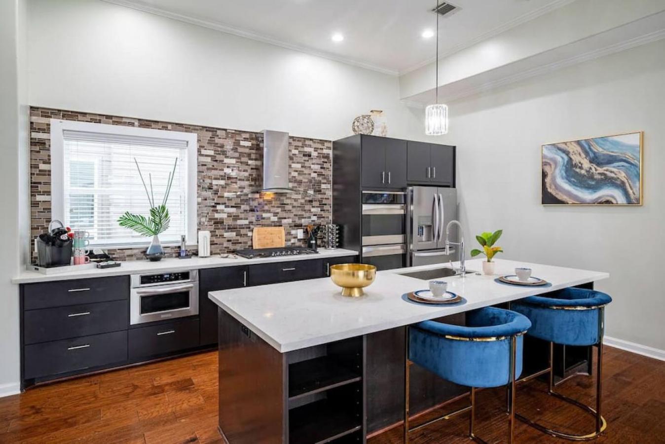 NEW Stunning Rooftop HTOWN Skyline Prime Location