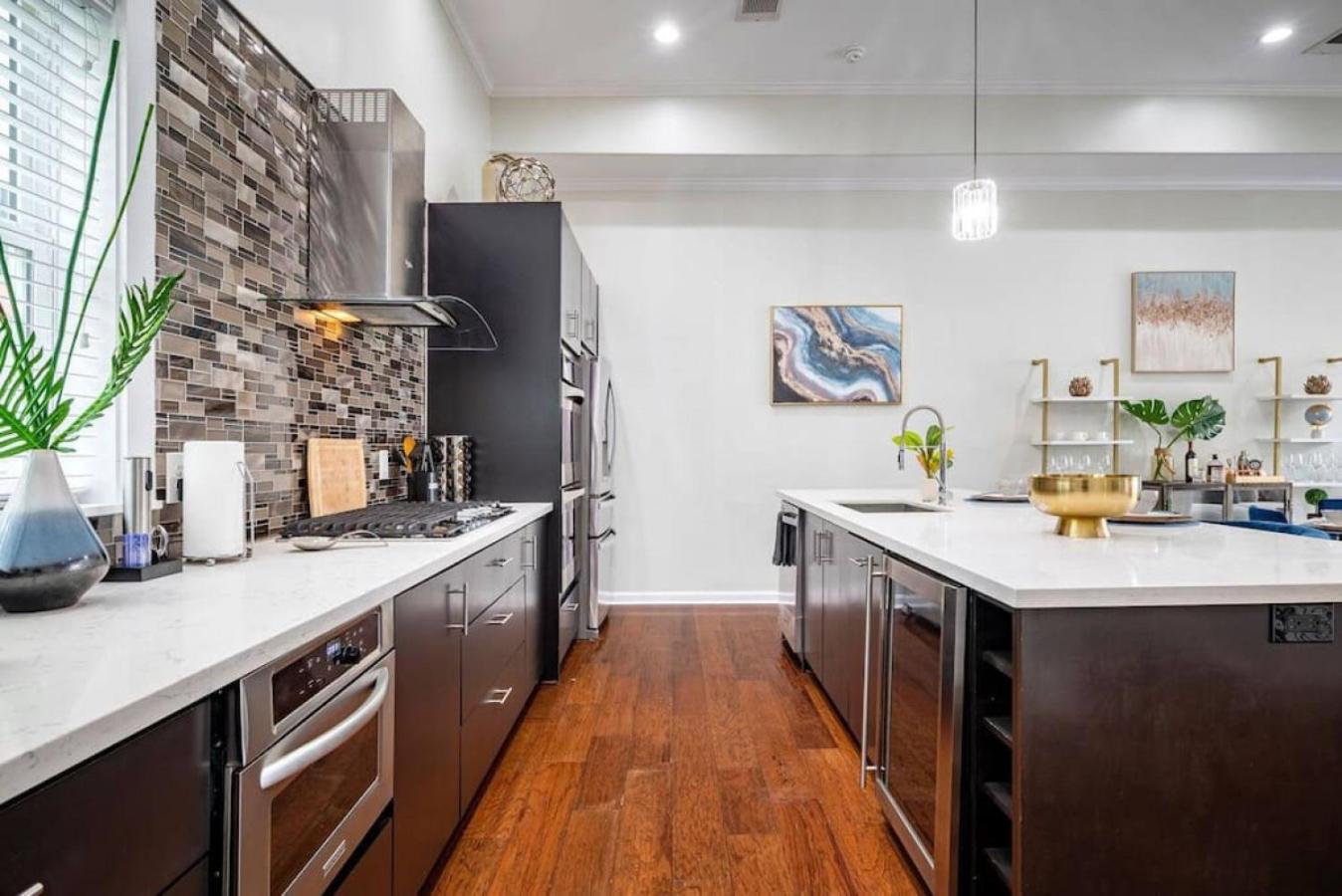 NEW Stunning Rooftop HTOWN Skyline Prime Location
