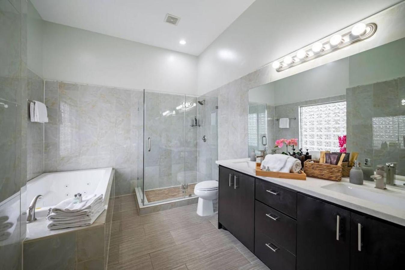 NEW Stunning Rooftop HTOWN Skyline Prime Location