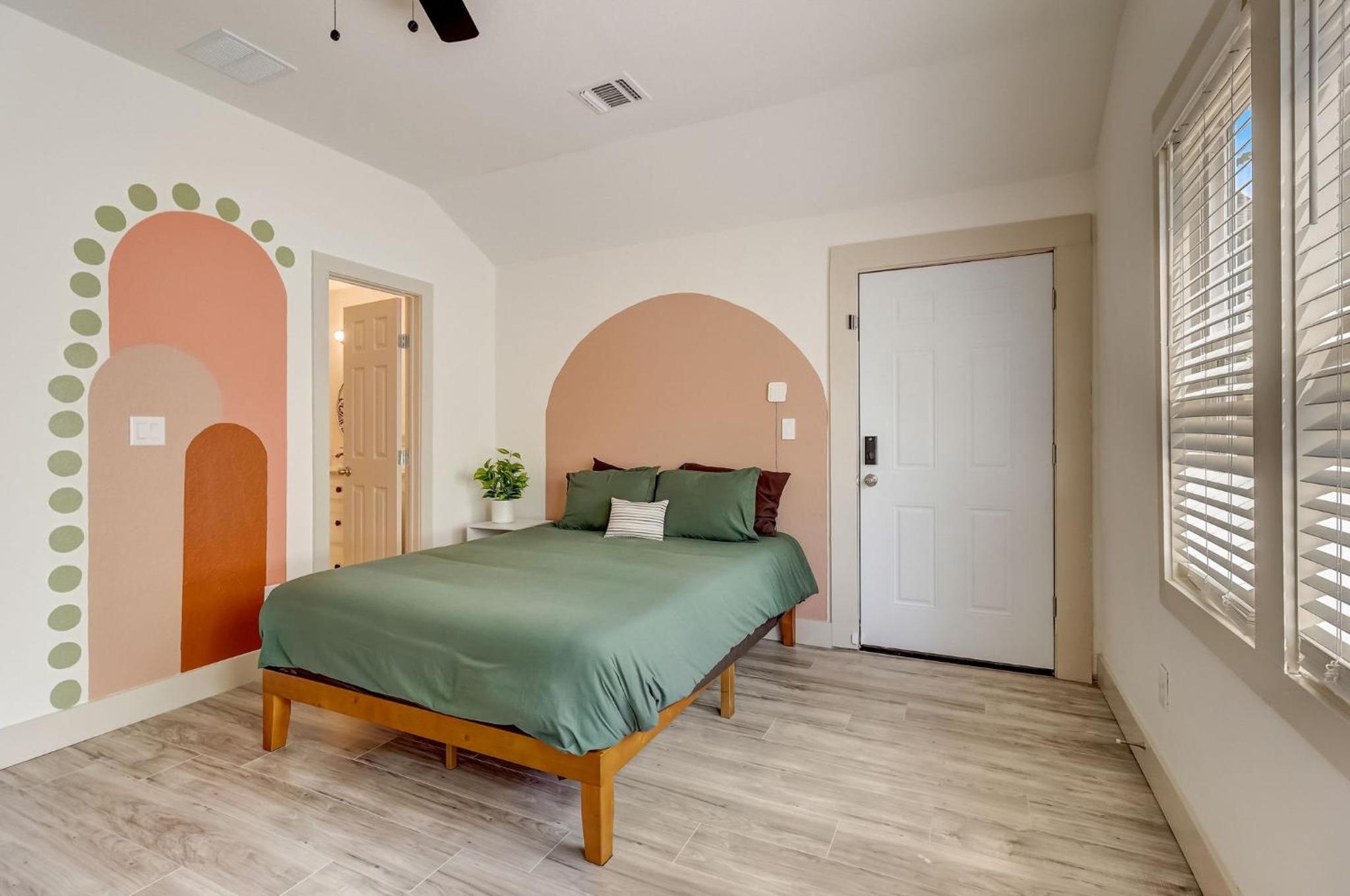The Retro Retreat - Close to Downtown, Fort Sam view 2
