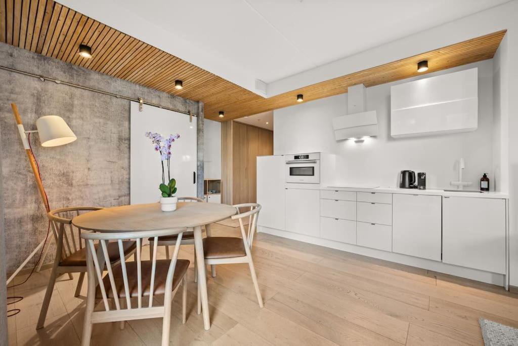 Luxury 2-bedroom Apartment with Seaview in Oslo City Center view 3