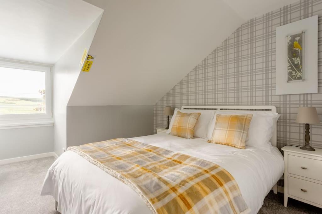 Hot Tub, Holiday Home in Rural Aberdeen, Near to Stonehaven & Aberdeen City, Superhost. view 4