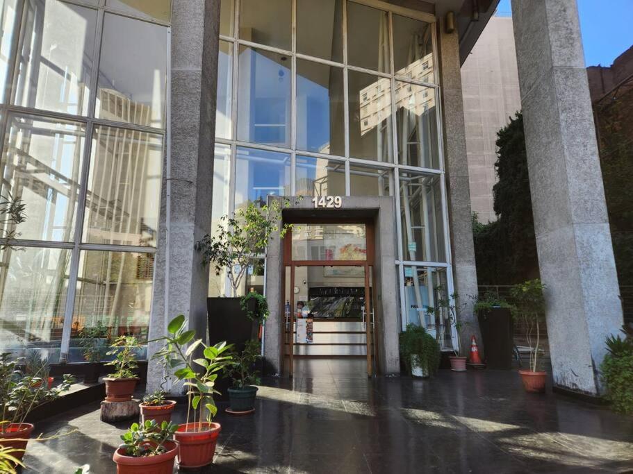 MWC Apartments - Compañía