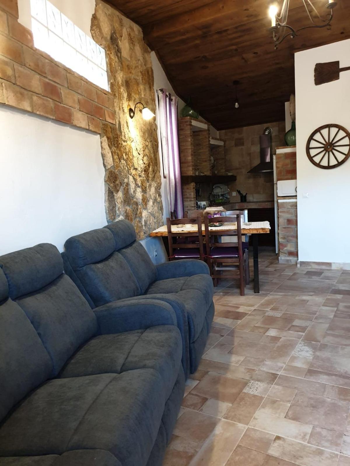 ENTRESIERRAS Apartamentos rurales con chimenea, barbacoa y espacio para eventos
