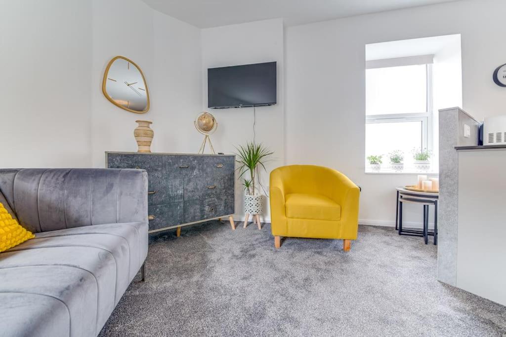 Immaculate Ground Floor Flat - Families