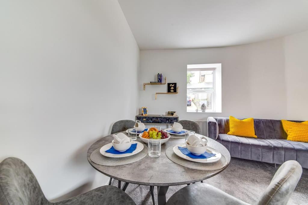 Immaculate Ground Floor Flat - Families