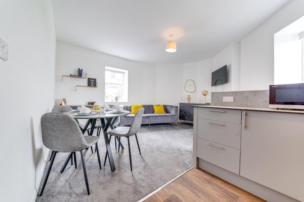 Immaculate Ground Floor Flat - Families