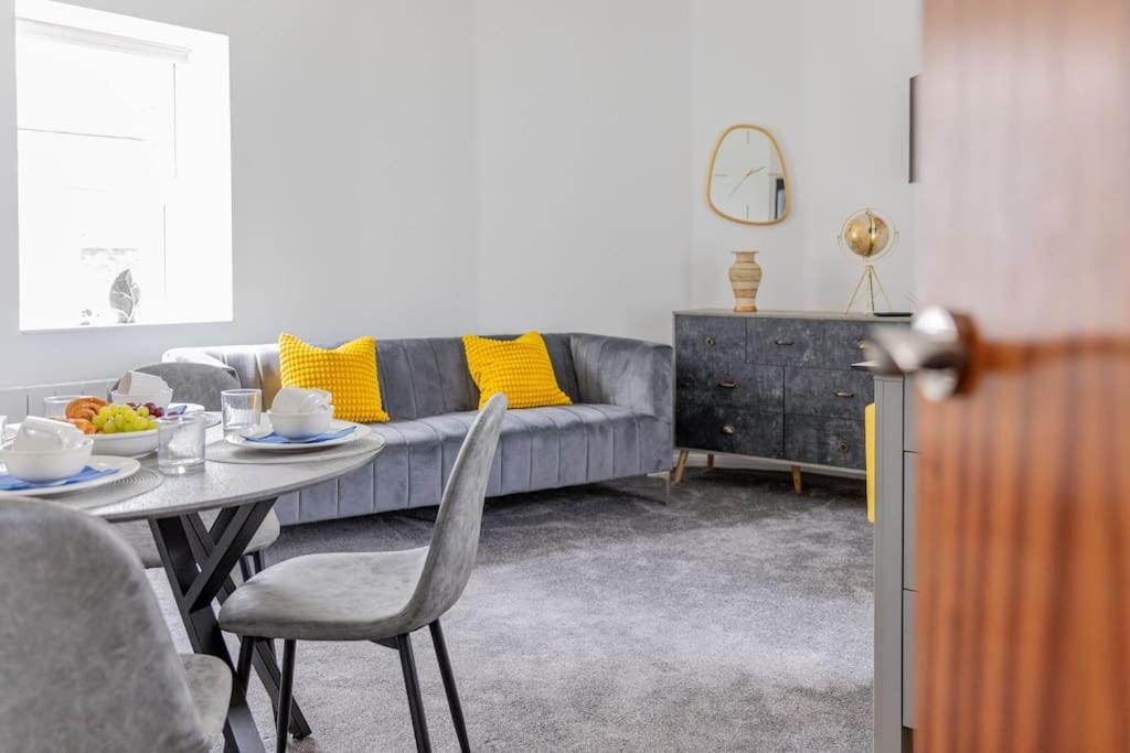 Immaculate Ground Floor Flat - Families