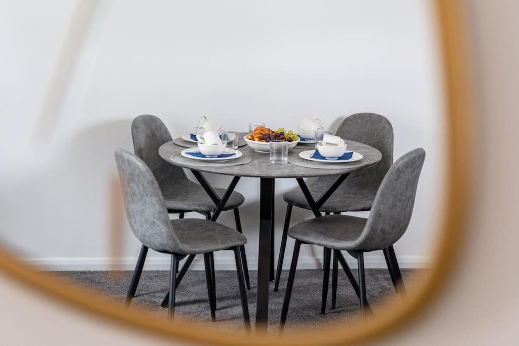 Immaculate Ground Floor Flat - Families
