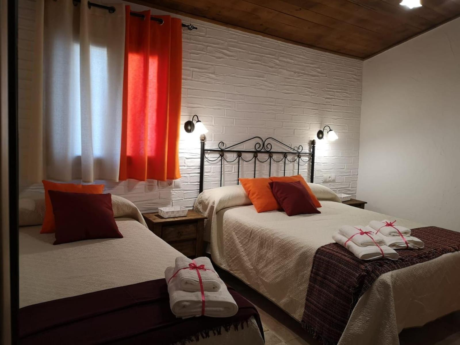 ENTRESIERRAS Apartamentos rurales con chimenea, barbacoa y espacio para eventos