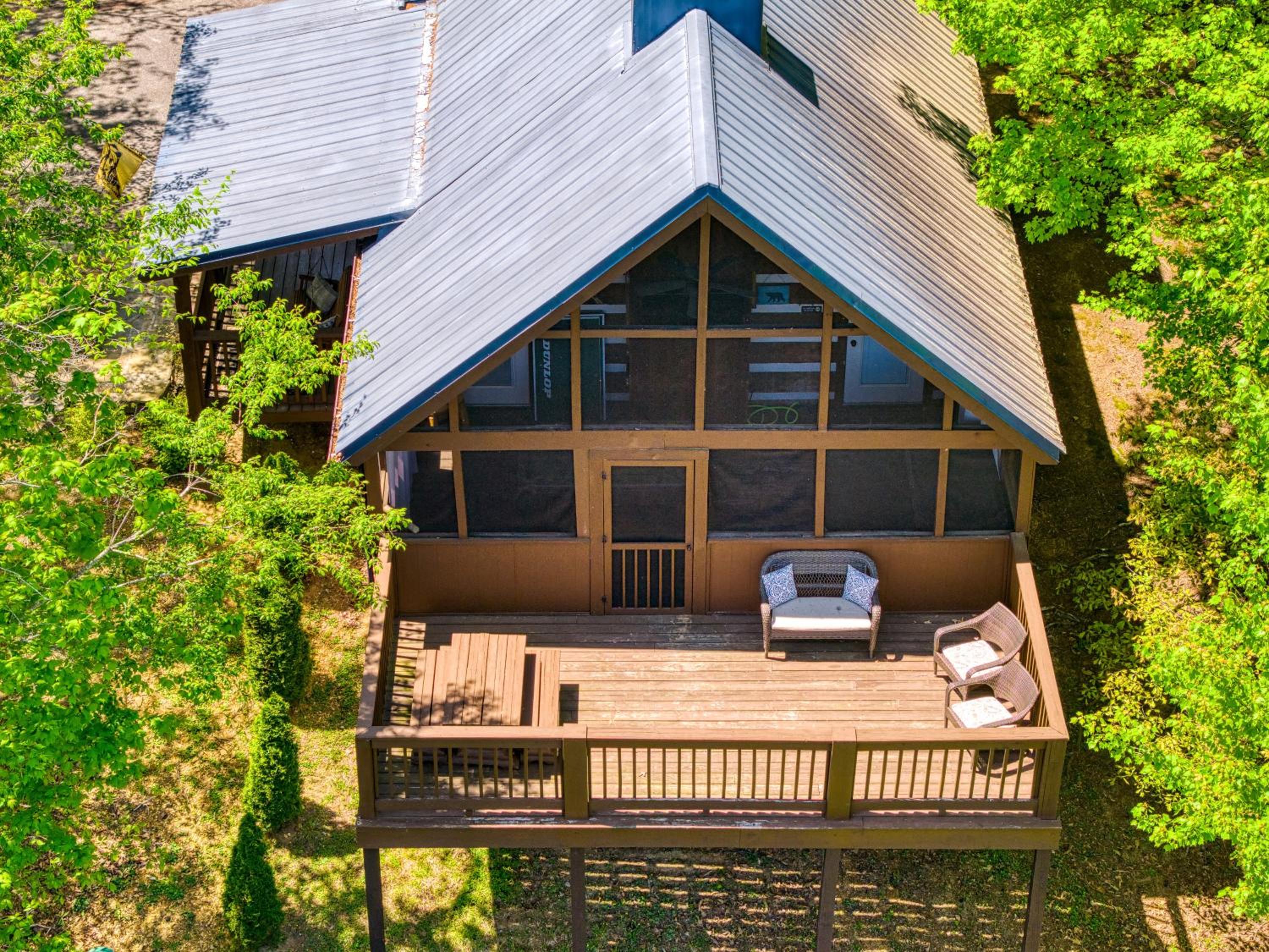 Sneaky Bear Getaway, Hot Tub, WIFI, 560 FREE tickets each paid day!!! view 2