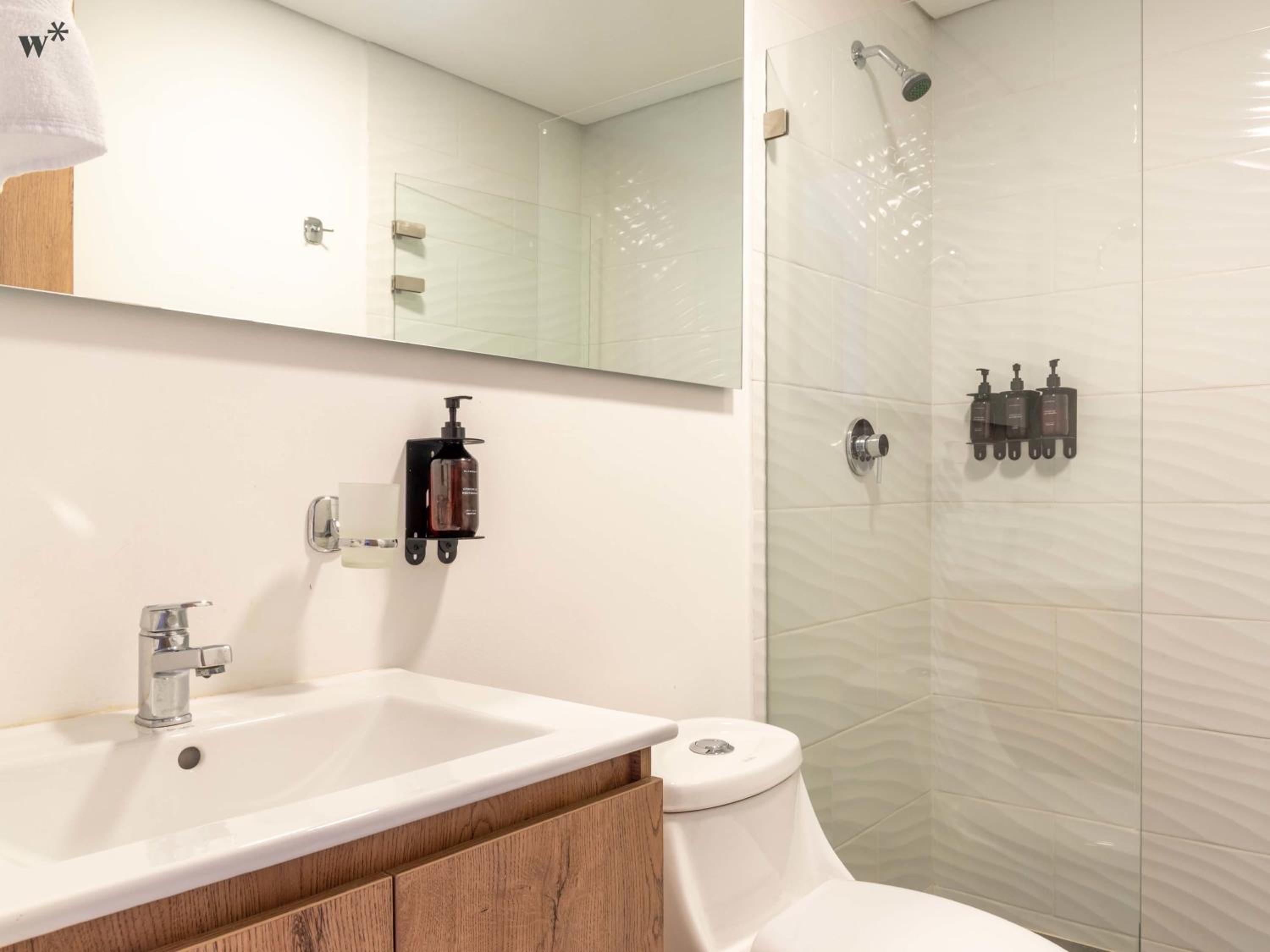 Colorful 2BR in Laureles