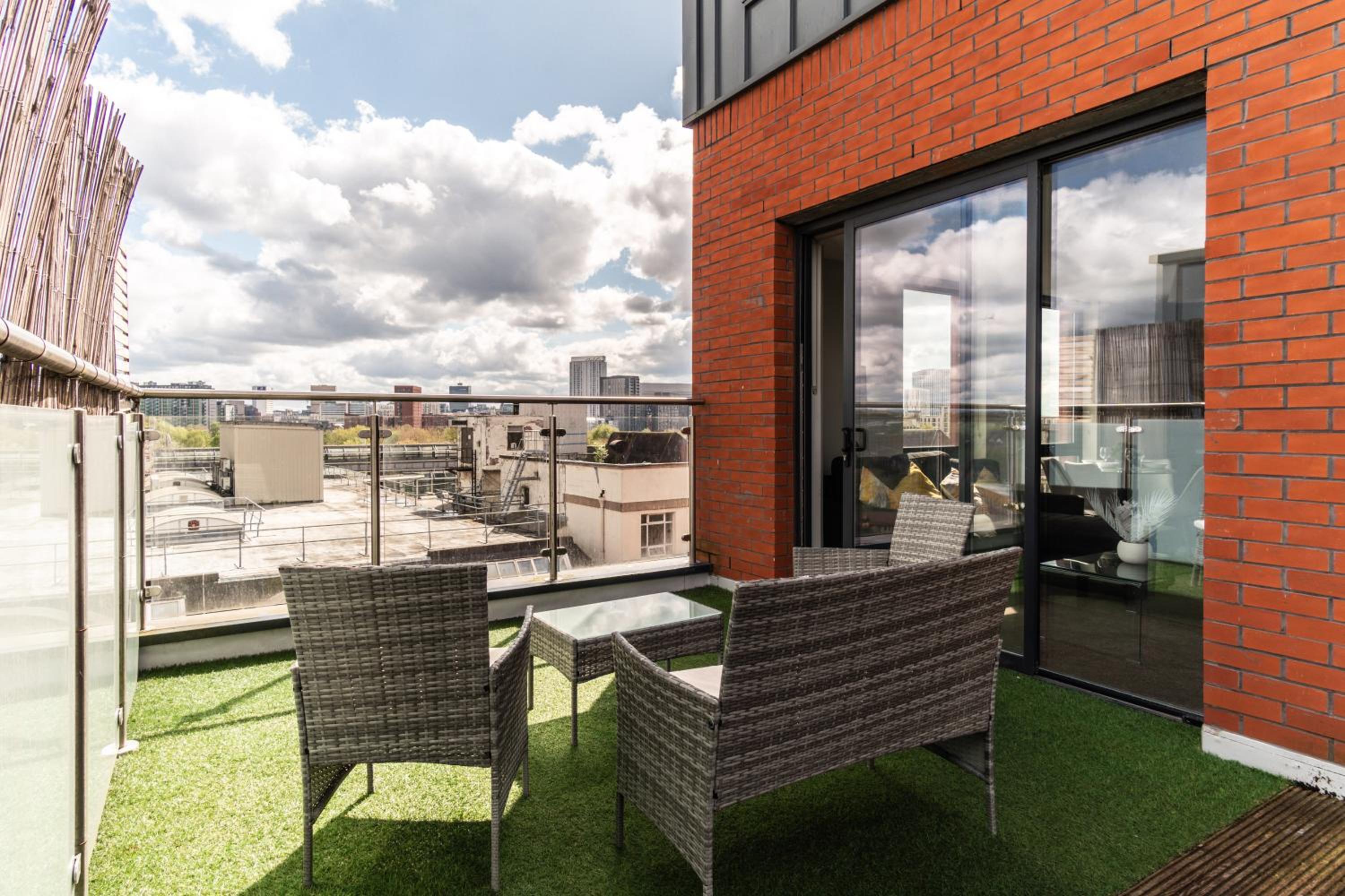Prime Location 1 Bed Penthouse Apartment