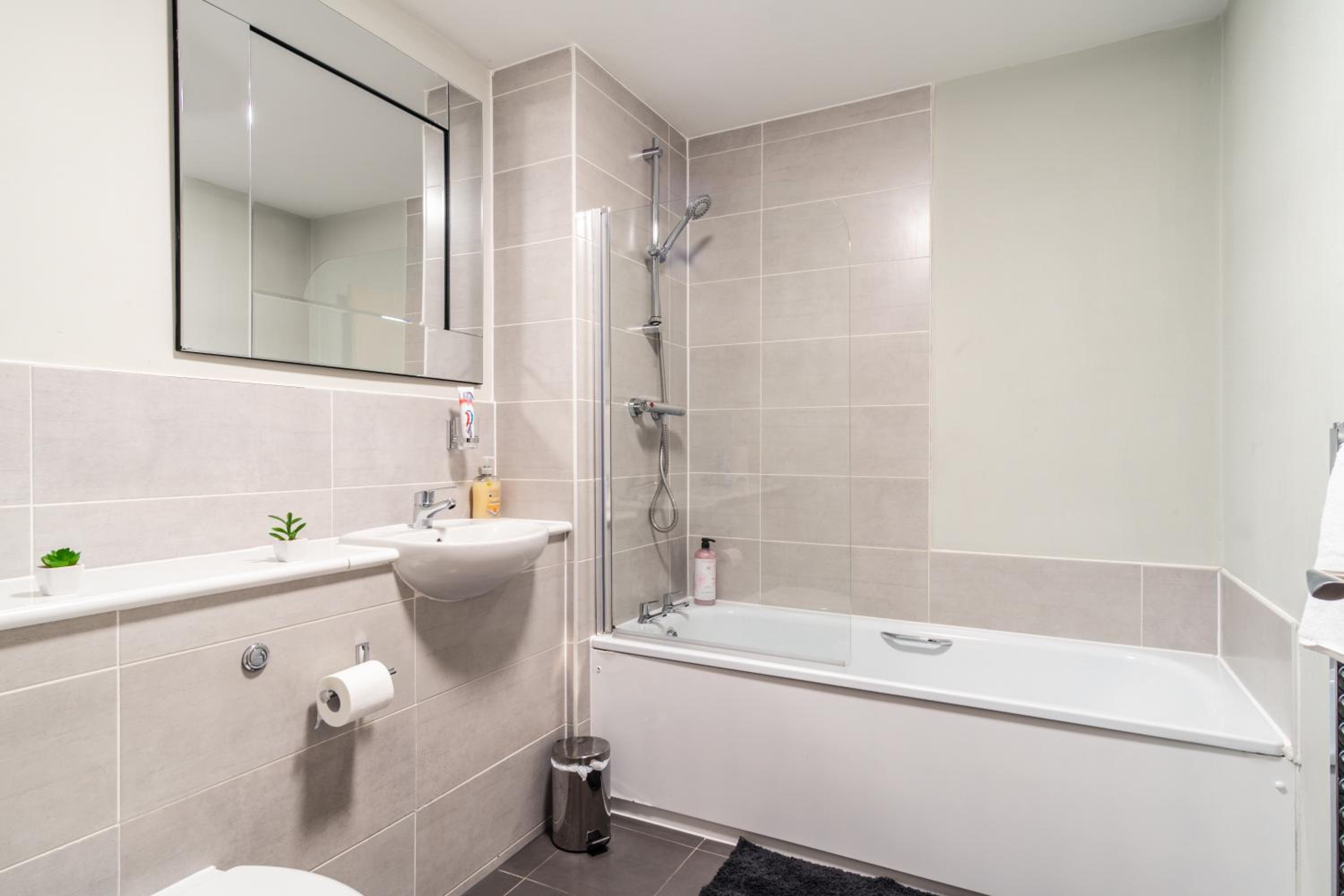 Prime Location 1 Bed Penthouse Apartment photo 2