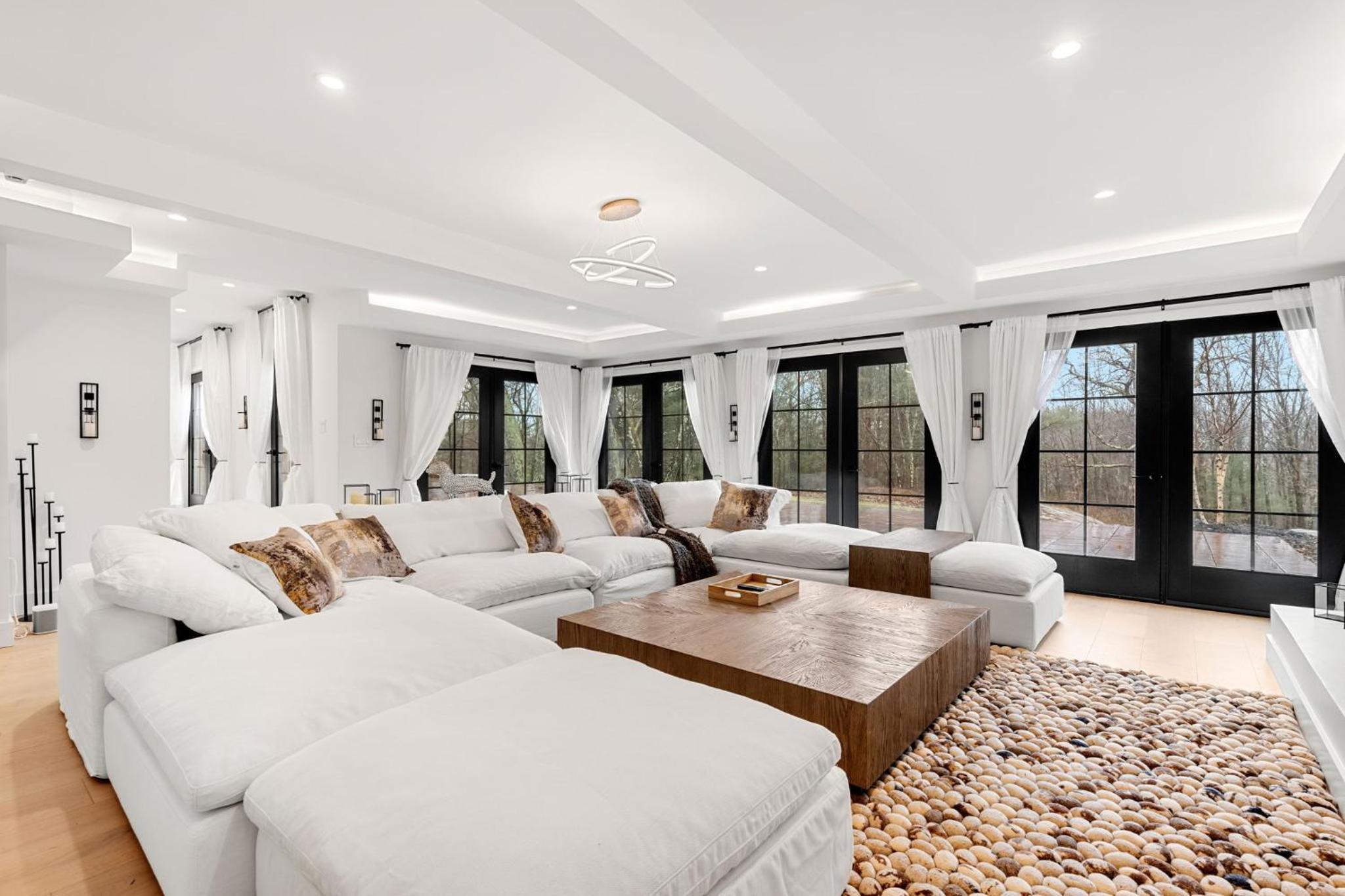 Mansion Wifi Fire Pit Sleeps 14