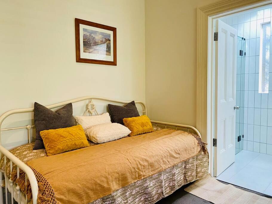 Camberwell's Lyrical Vintage Abode