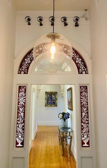 Camberwell's Lyrical Vintage Abode