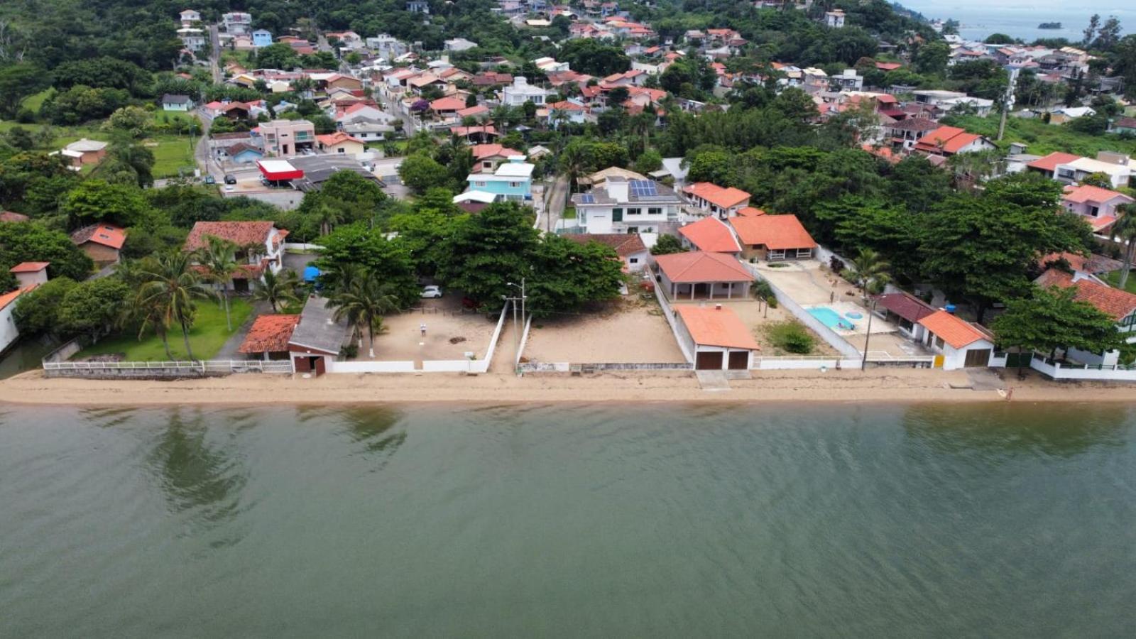 Casa na praia em frente ao mar