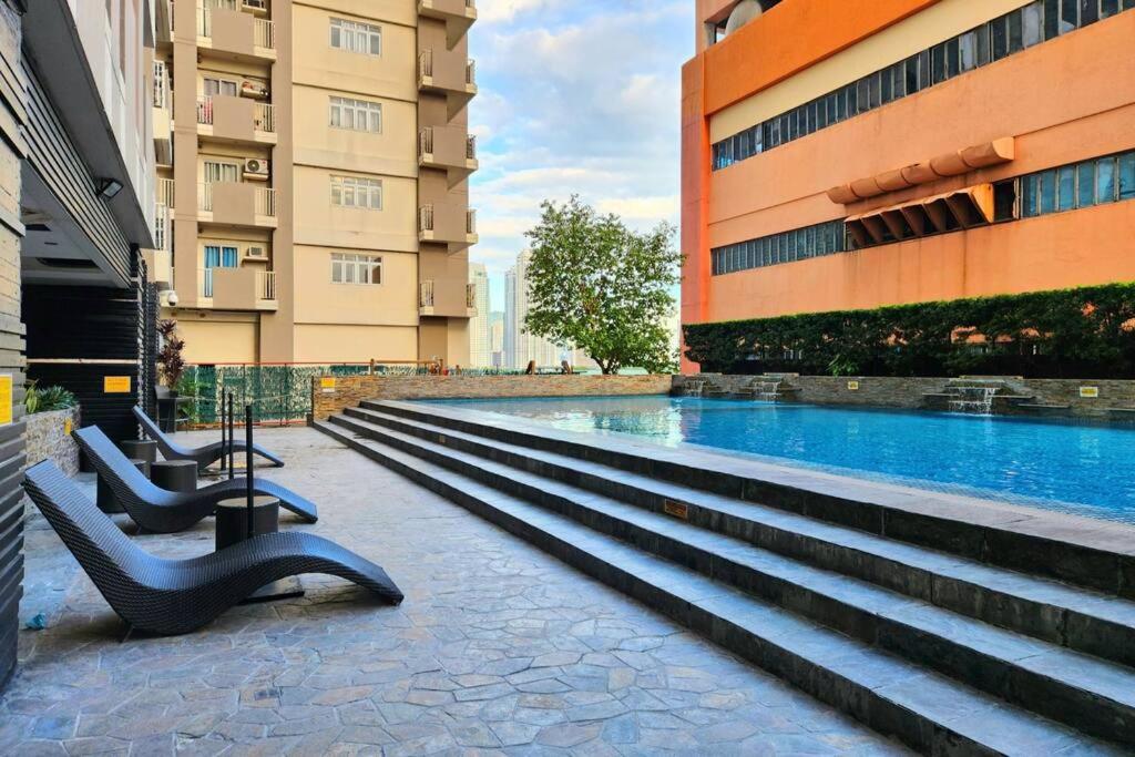 Laureano di Trevi Makati Apartment with Balcony view 4