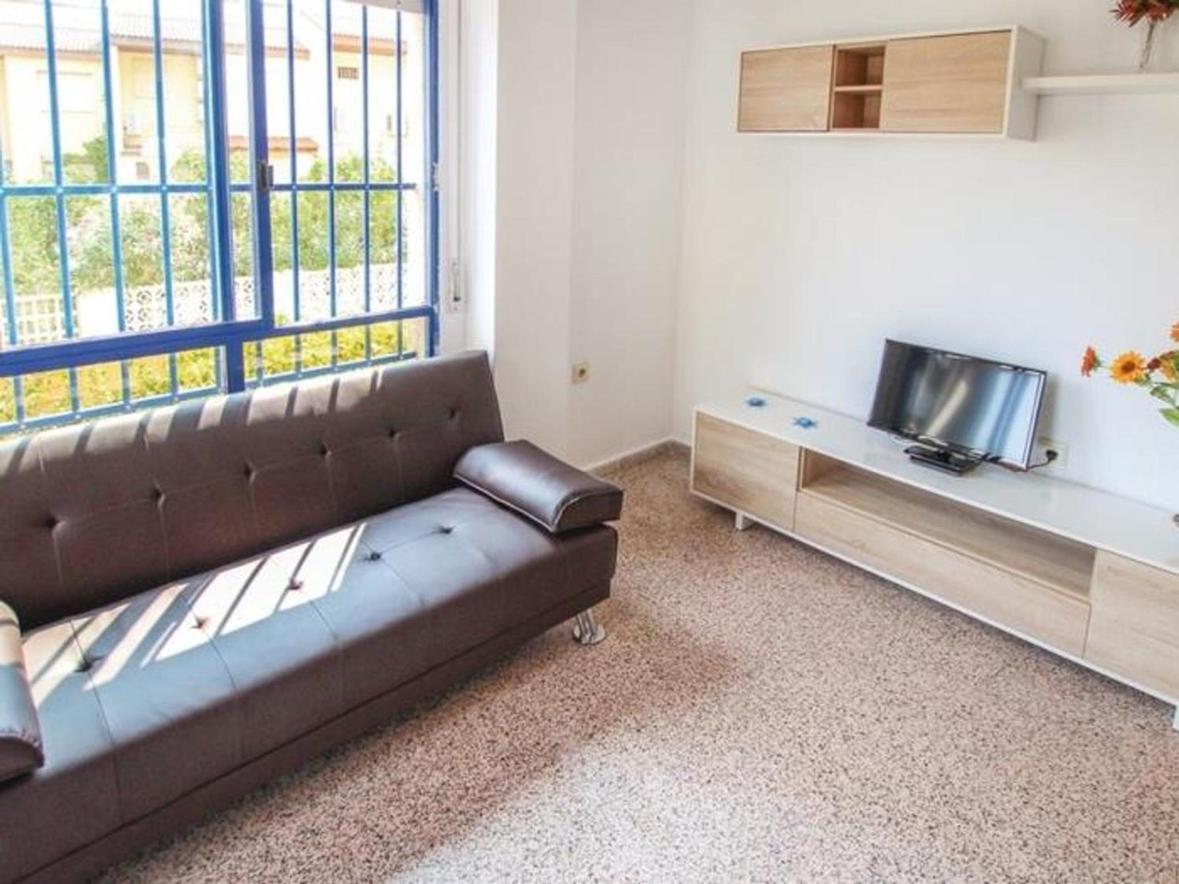 Acogedor apartamento con terraza y Wi-Fi en Guardamar, ideal para familias - ES-220-11 view 3