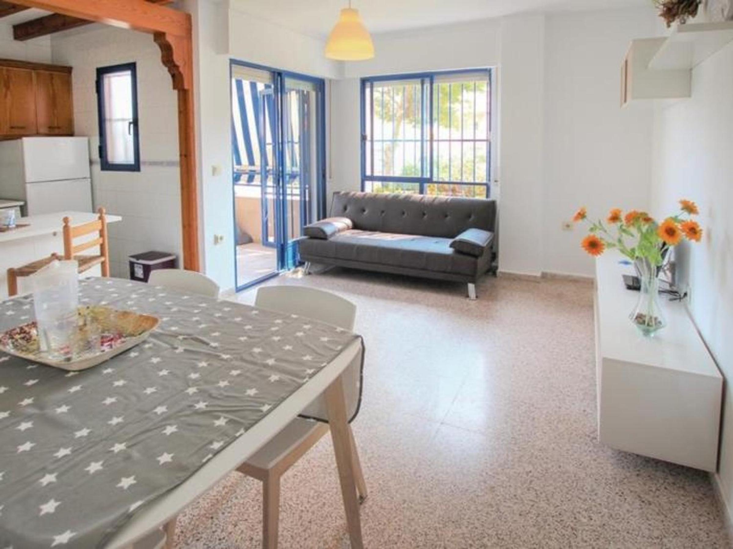 Acogedor apartamento con terraza y Wi-Fi en Guardamar, ideal para familias - ES-220-11 view 5