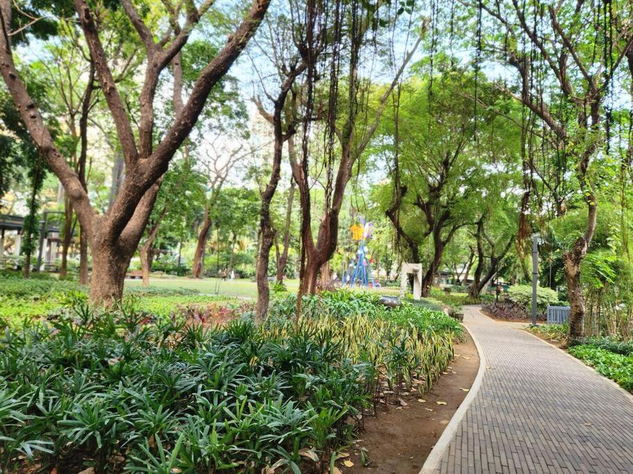 Cosy KL Tower with Parkview Balcony, Pool, Gym, Sauna Near Greenbelt 100MBPS view 3