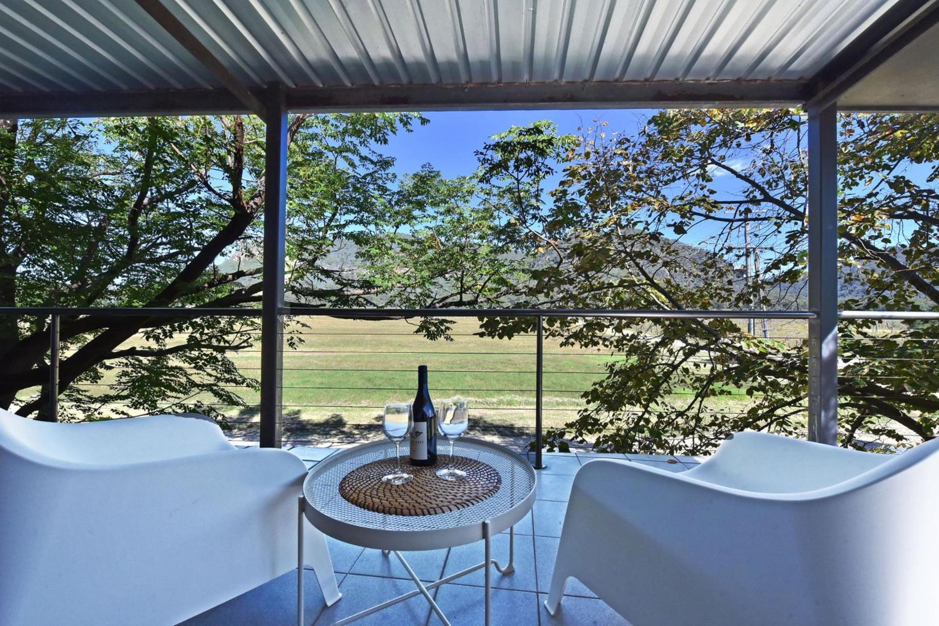 Luxury Family Escape - Open Living & Commercial Kitchen - Entertainers Paradise at Milbrodale Estate