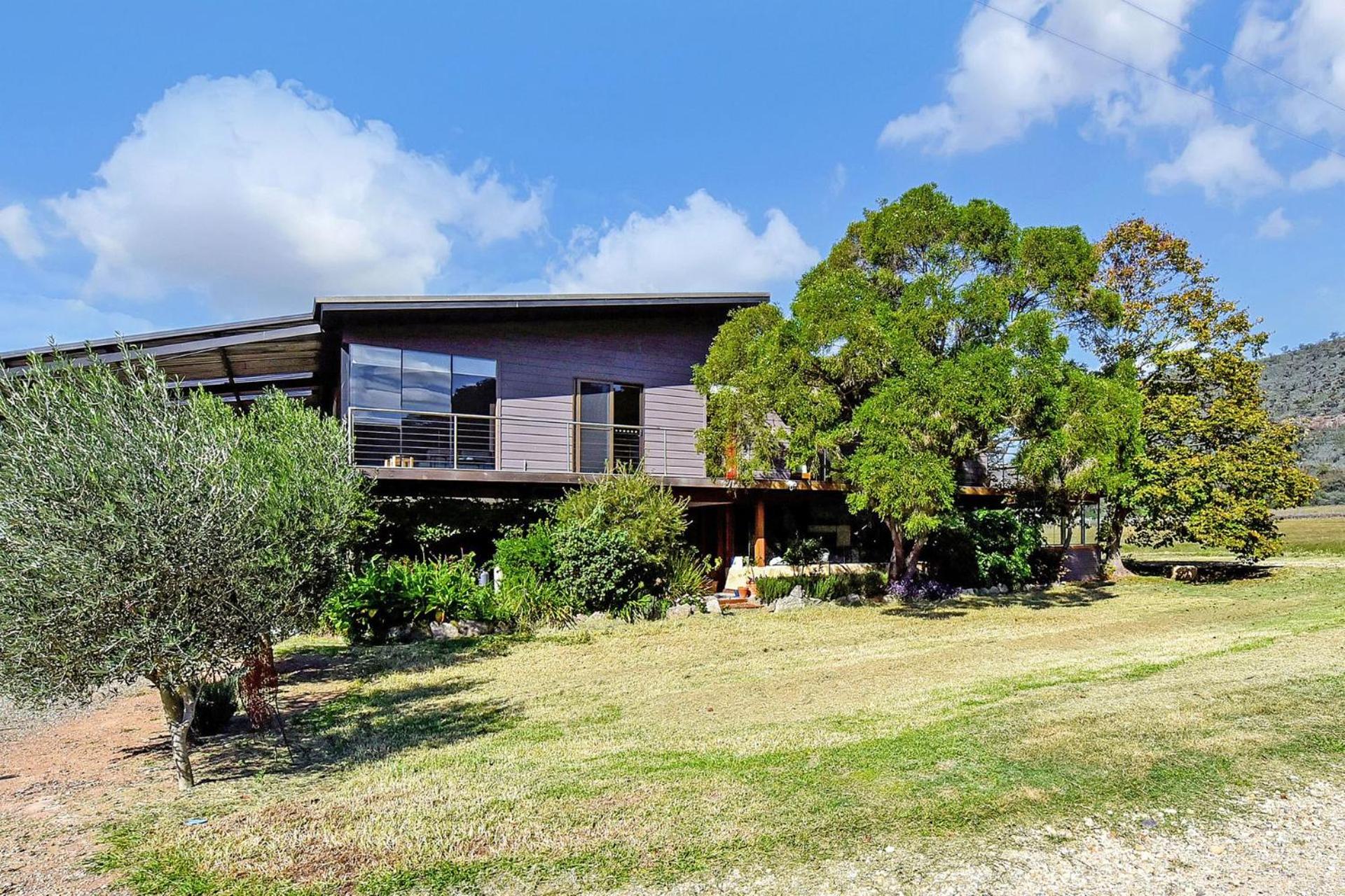 Luxury Family Escape - Open Living & Commercial Kitchen - Entertainers Paradise at Milbrodale Estate