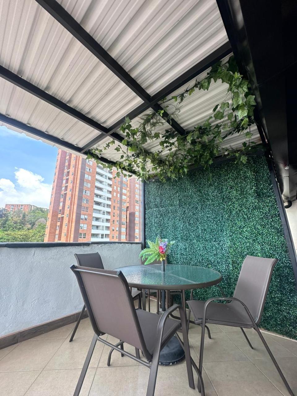 Habitacion en Apartamento Duplex, Internet, Terraza- Envigado