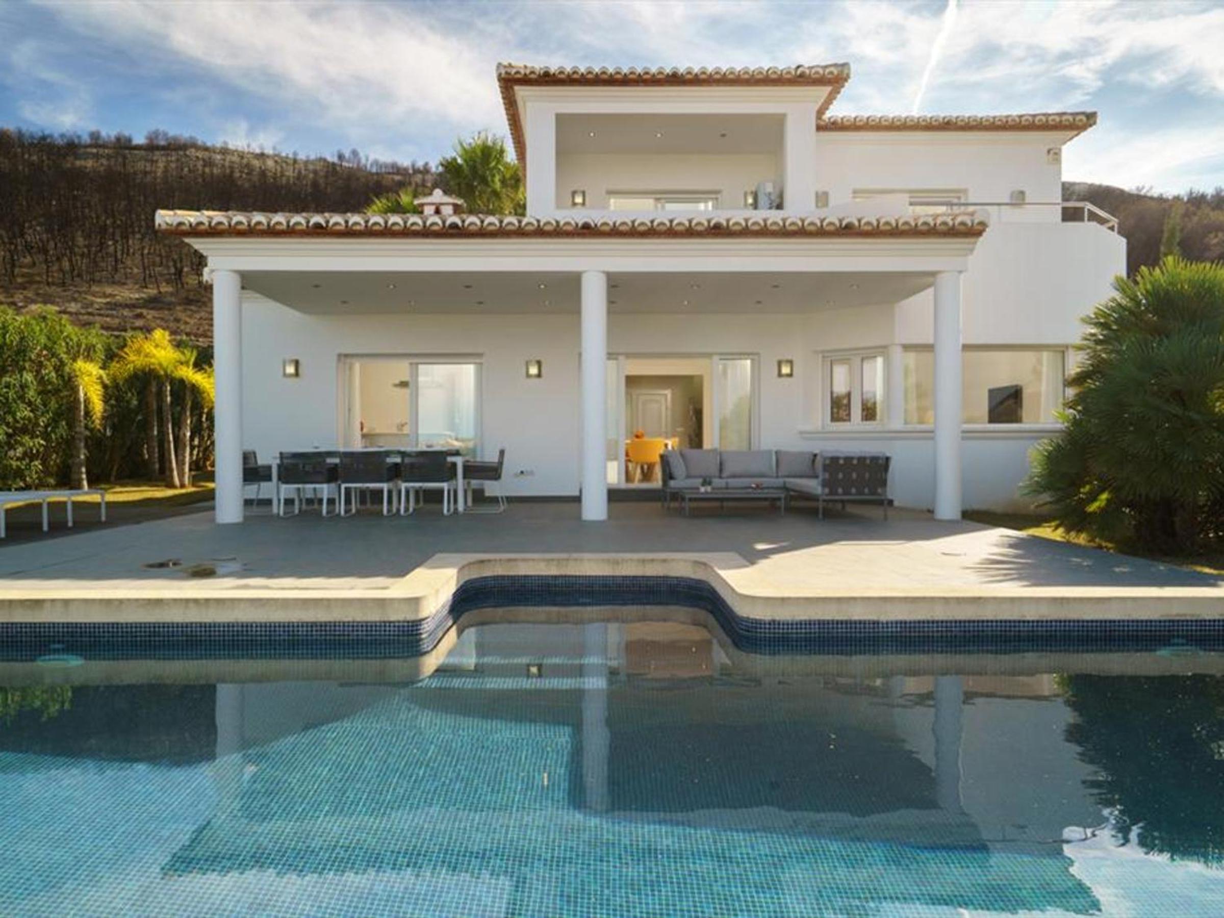 Villa con Piscina Privada y Vistas, 4 Hab, Cerca Playa, Ideal para Familias y Amigos - HISP-216-217 view 3