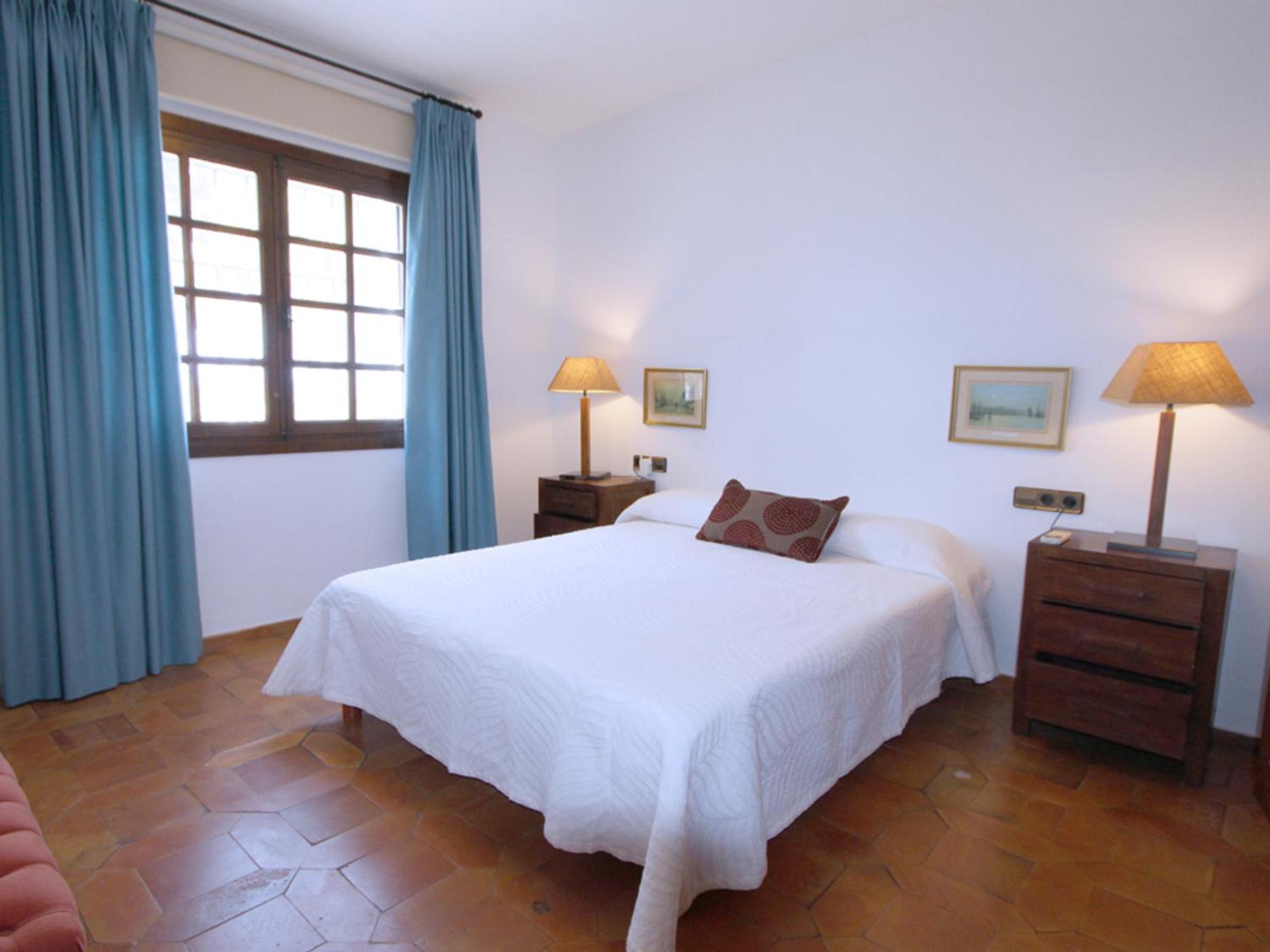 Villa de lujo en Moraira con piscina privada, cerca de la playa y servicios - HISP-216-220 view 2