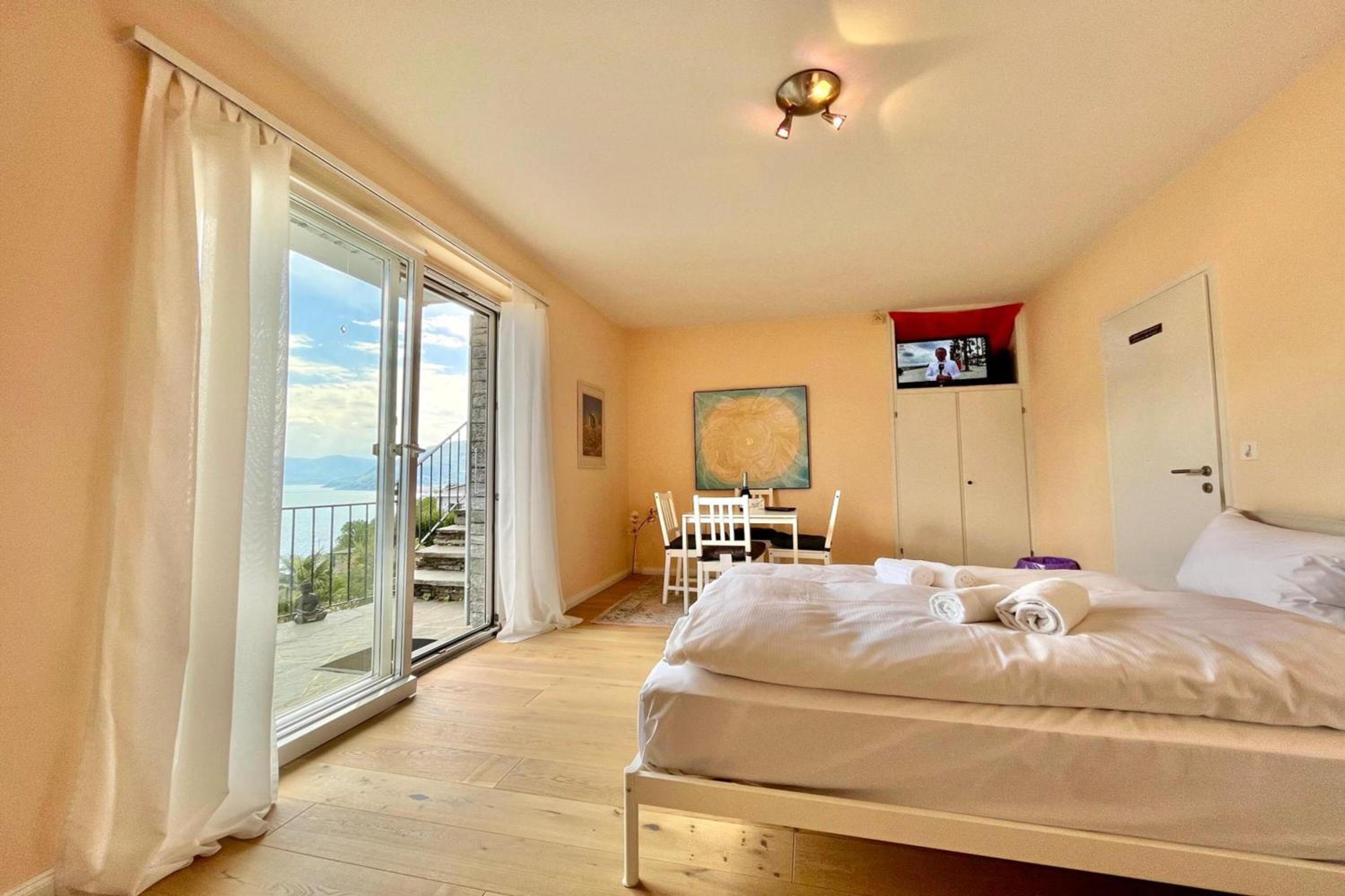 Peace Over The Lake Rooms - Happy Rentals