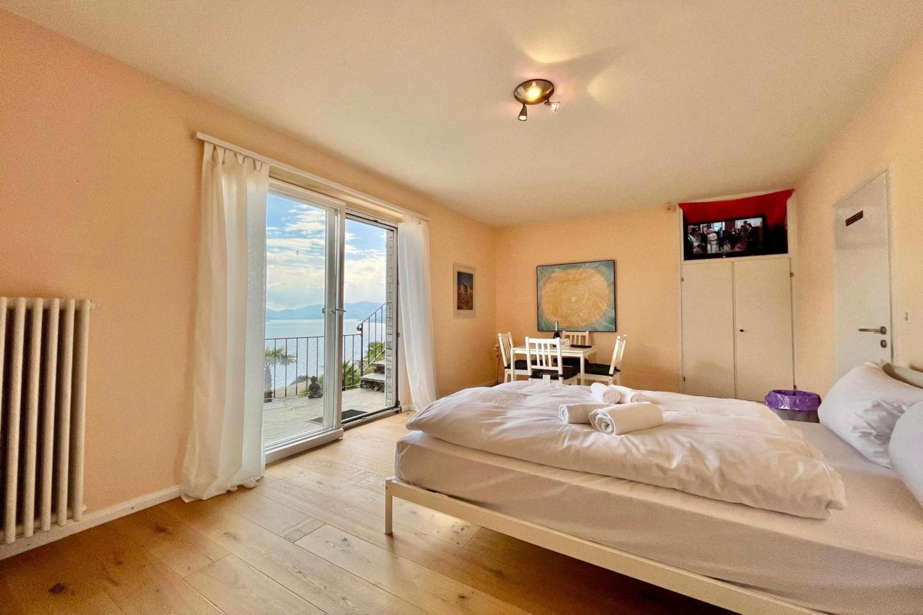 Peace Over The Lake Rooms - Happy Rentals