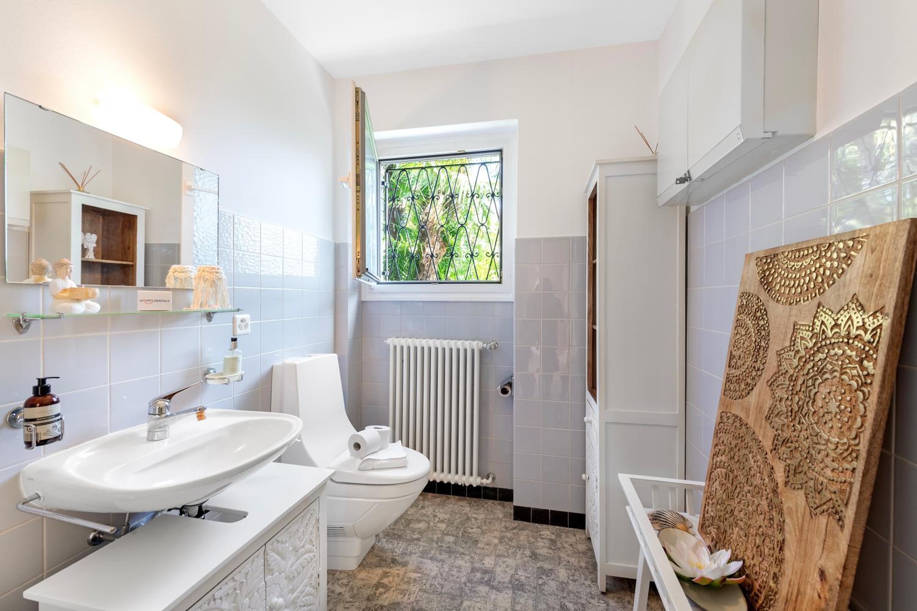 Peace Over The Lake Rooms - Happy Rentals
