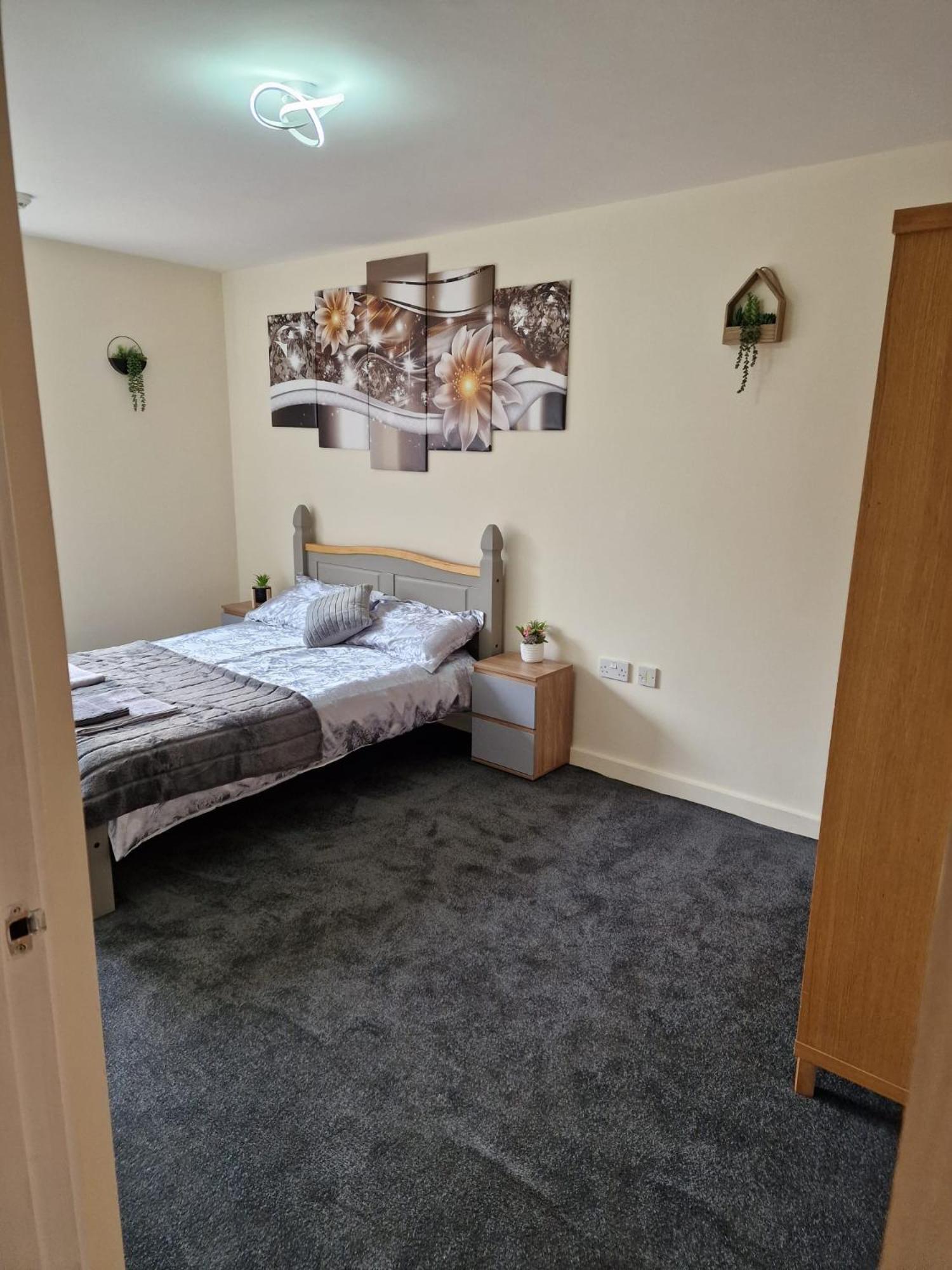 Spacious 2BDR Flat for 5 in City Centre view 4