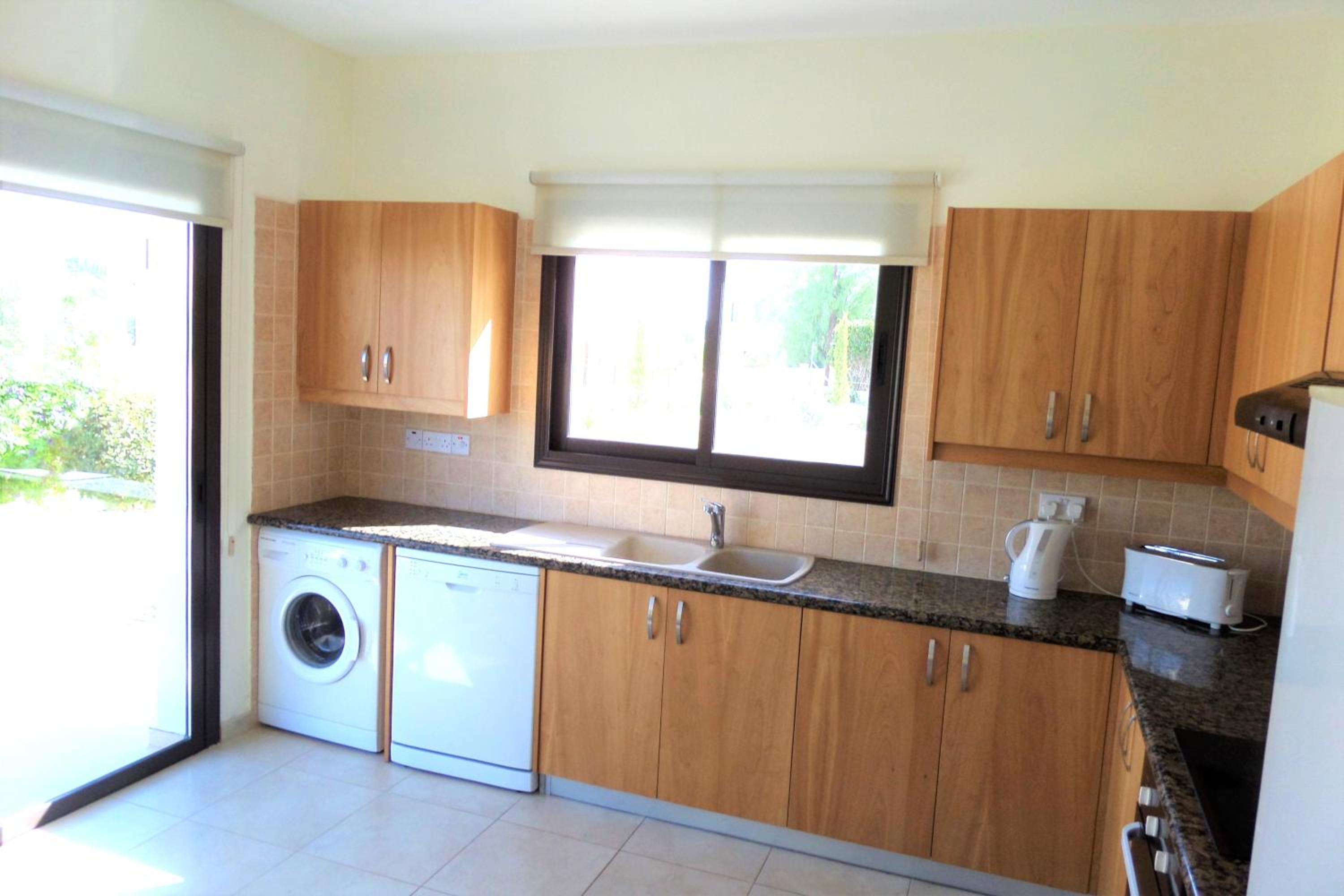 Modern 3 bedroom villa, pool and close to golf course view 4