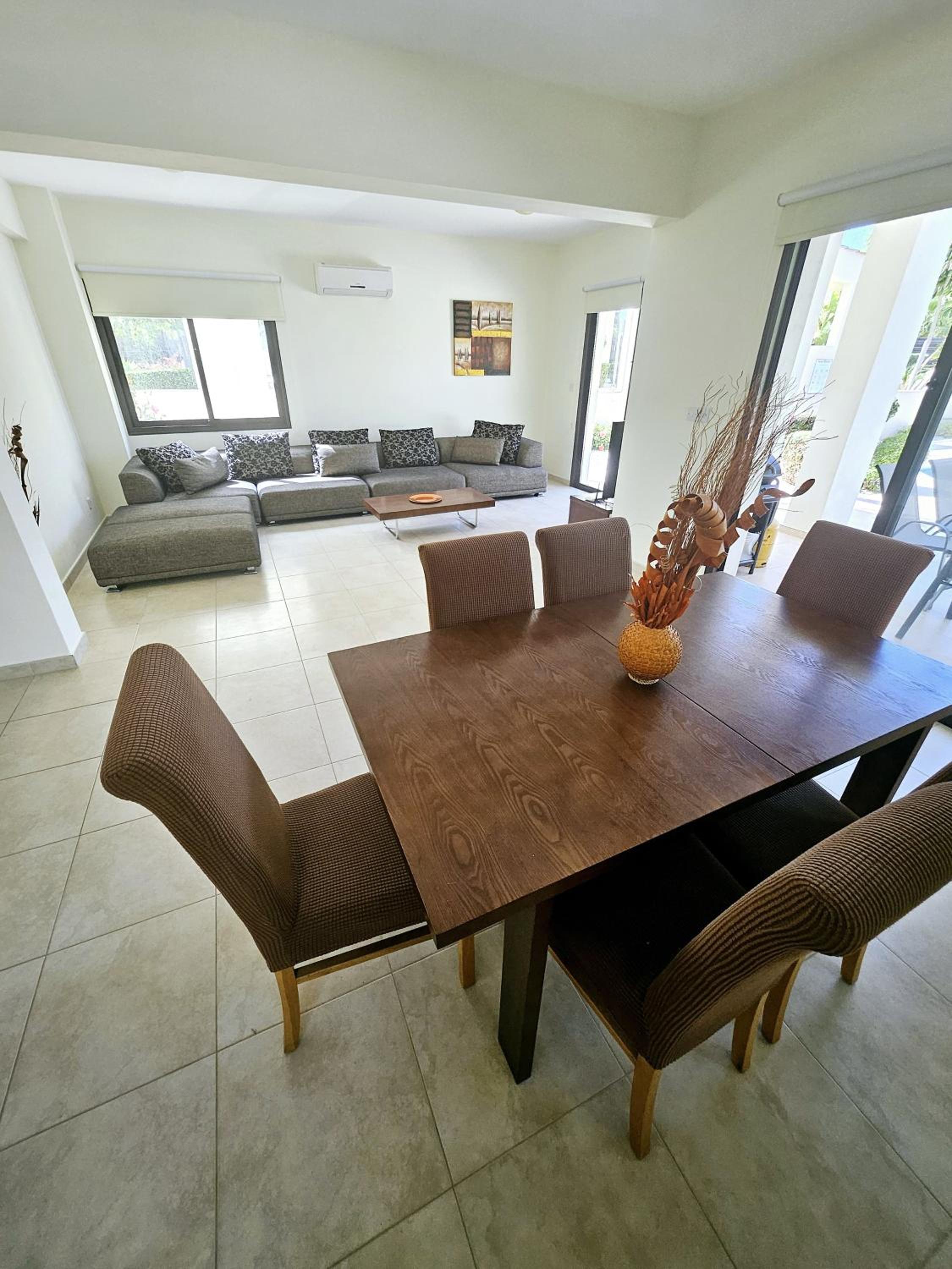 Modern 3 bedroom villa, pool and close to golf course view 5