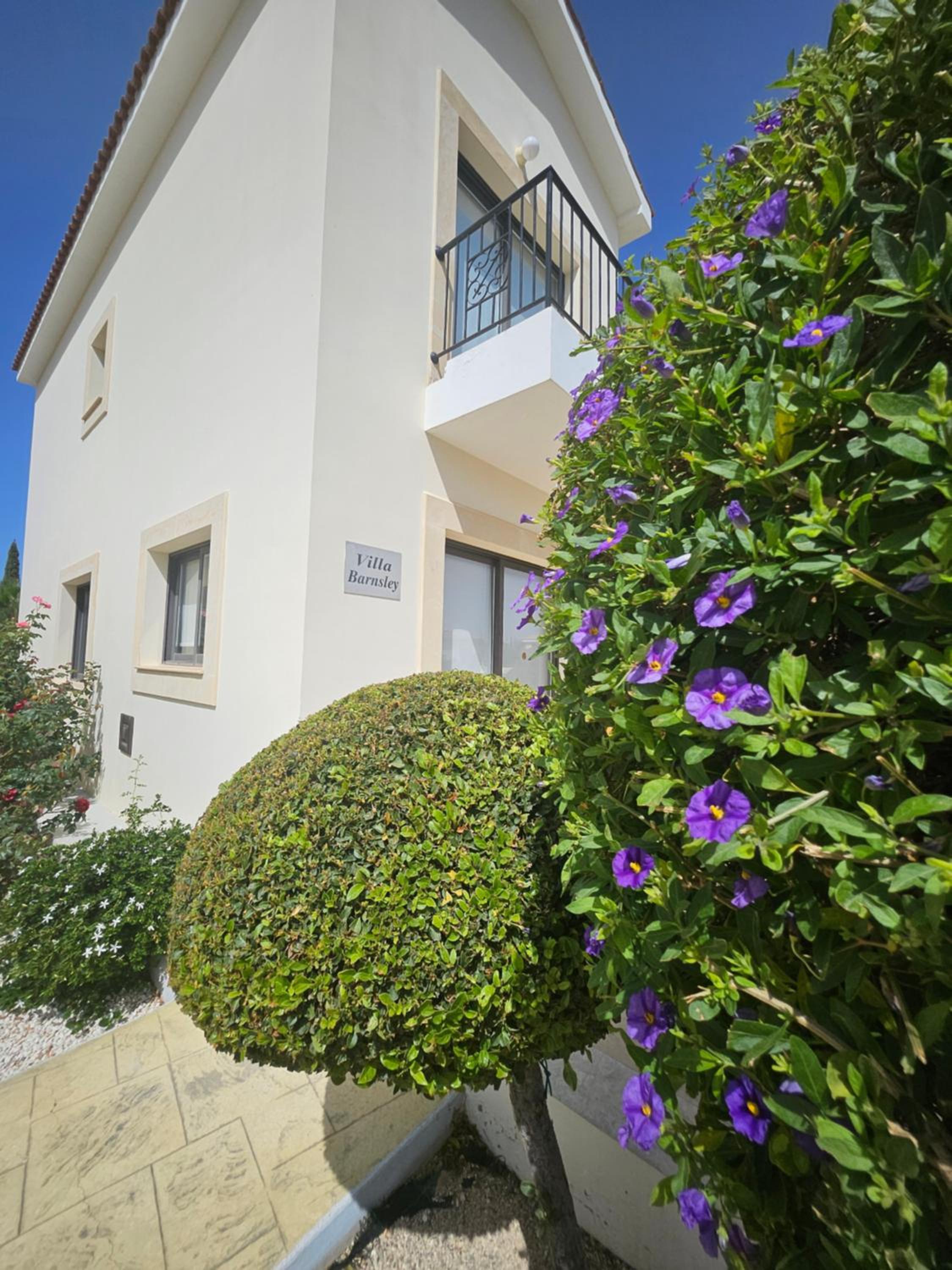 Modern 3 bedroom villa, pool and close to golf course view 2