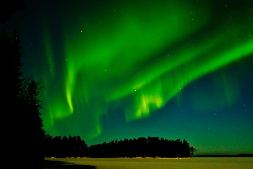 Aurora Lakefront Cottage OTSOLA, 55 km from Rovaniemi