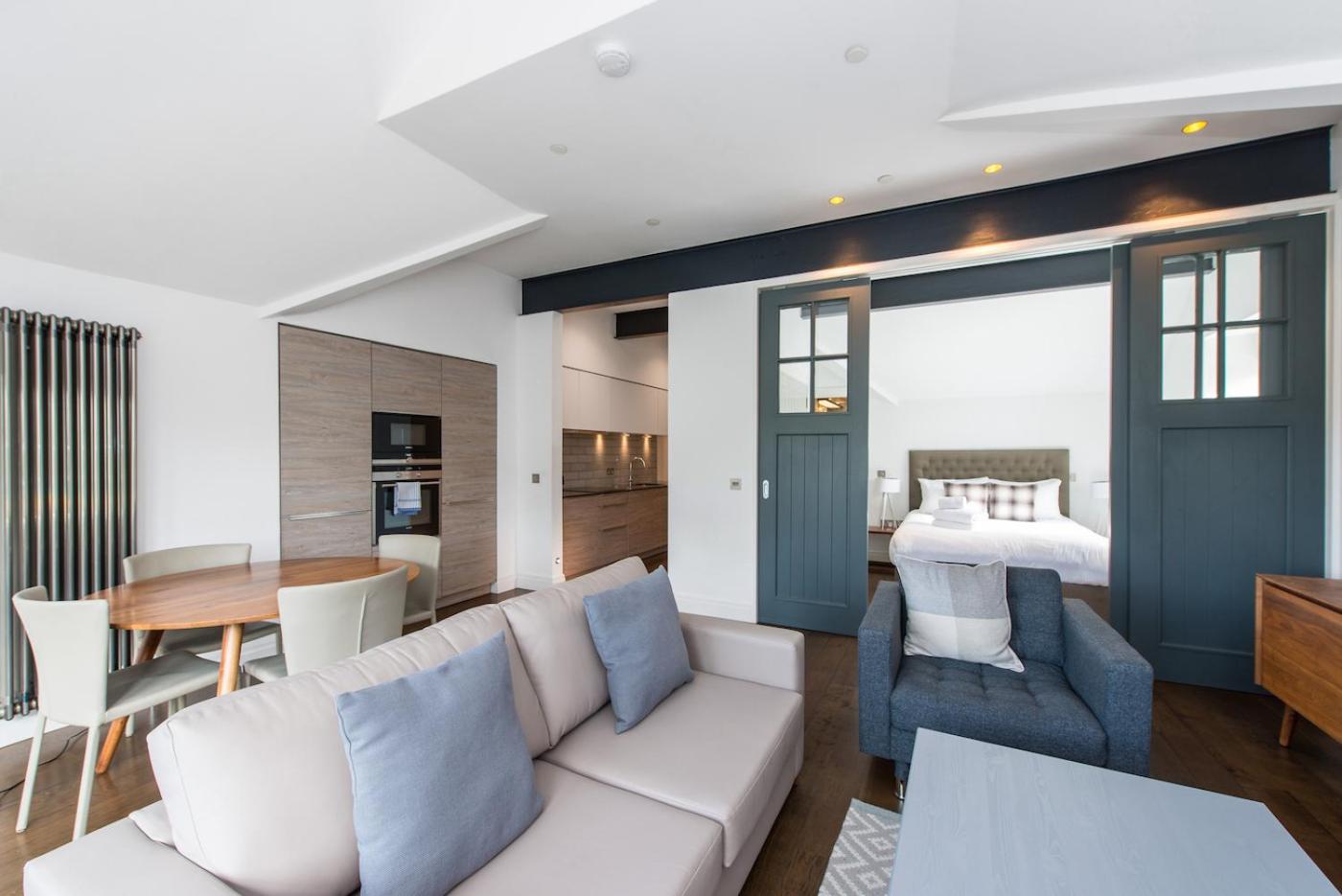 Cool urban apartment with stunning Castle views view 3