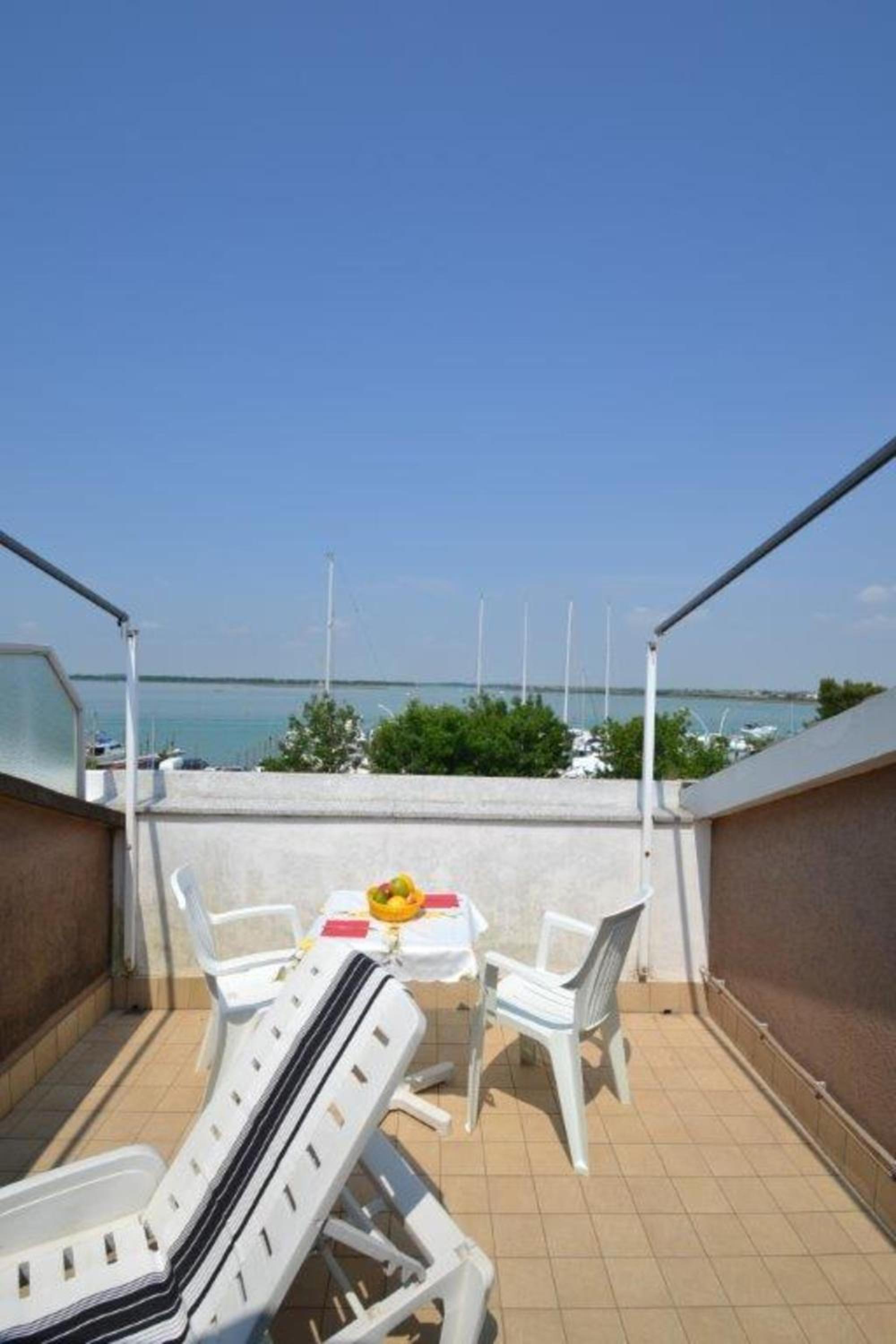 Spacious and bright flat with swimming pool - Beahost view 2