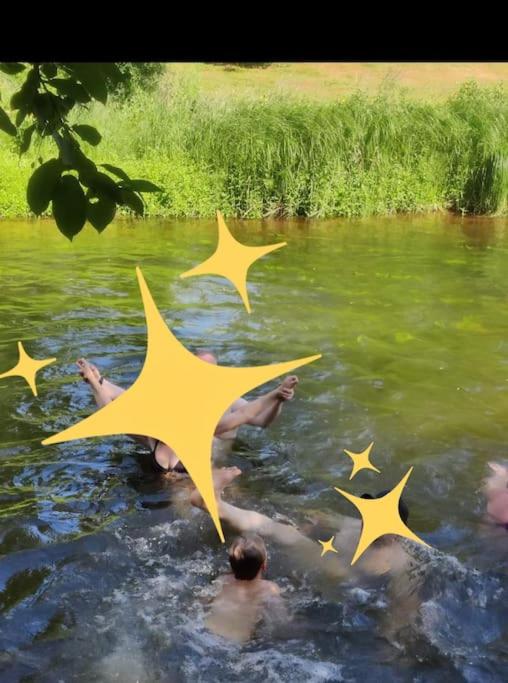 Majoitu joen rannassa
